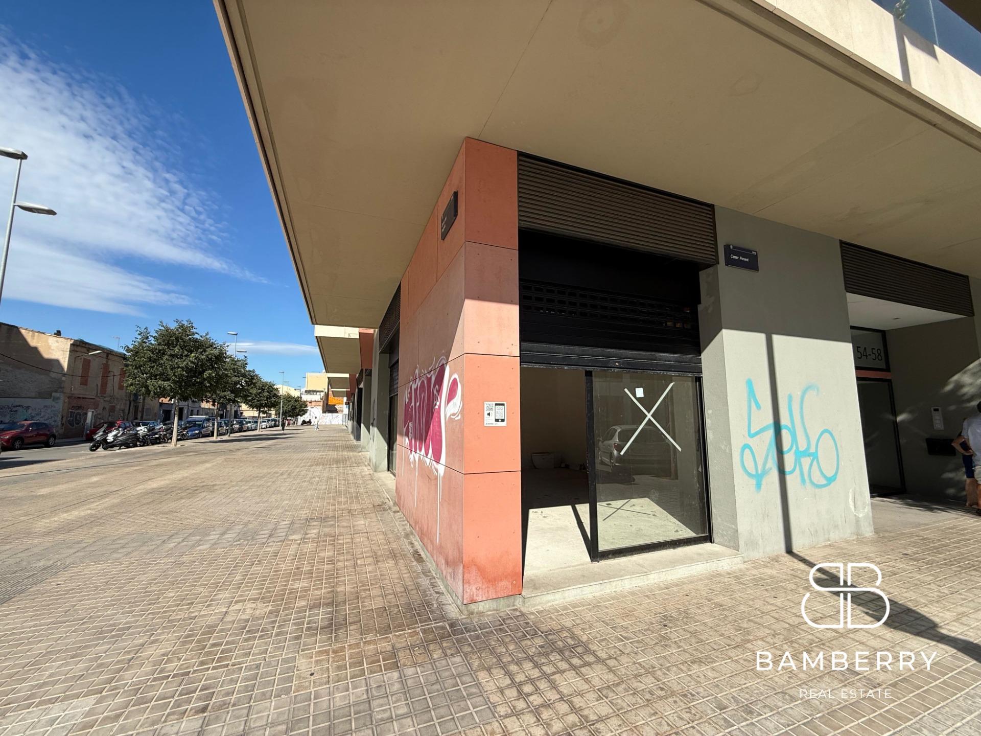 Corner premises in a modern building (2022), with great visibility and a wide façade in Badalona. Perfect to make your business stand out in a highly busy area.