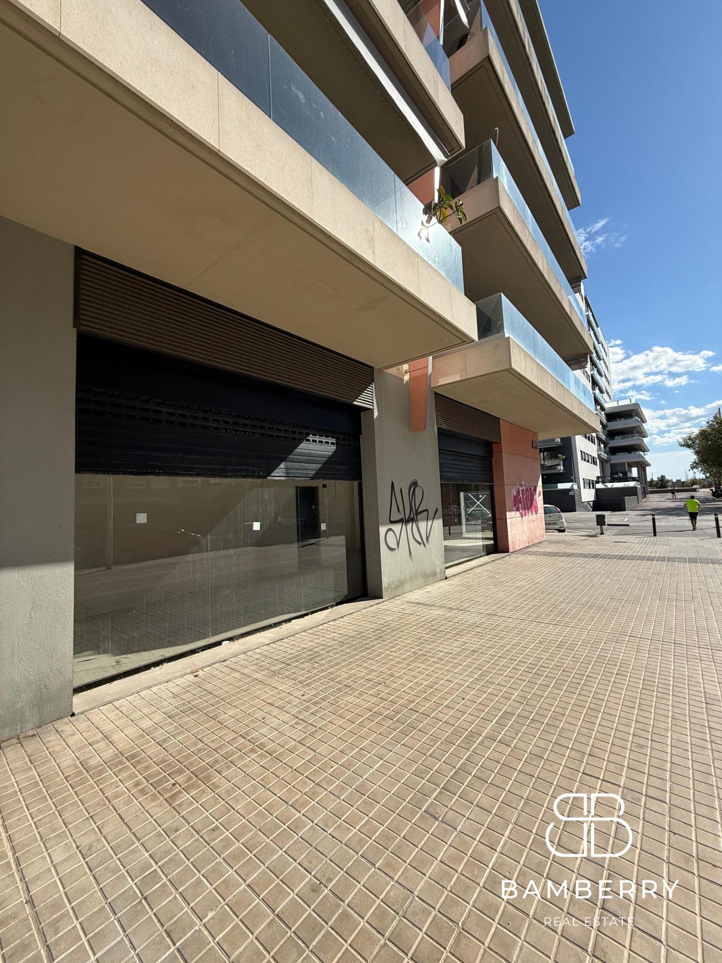 Corner premises in a modern building (2022), with great visibility and a wide façade in Badalona. Perfect to make your business stand out in a highly busy area.-1