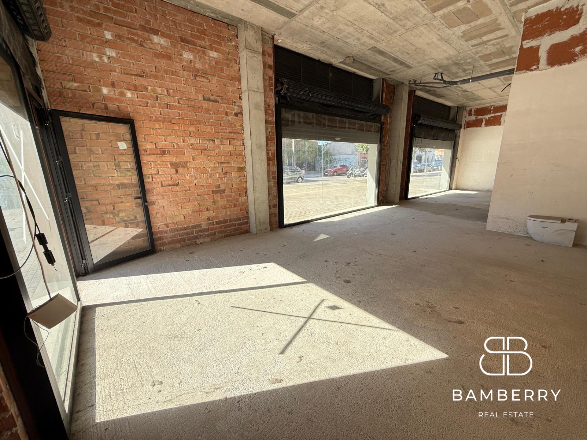 Corner premises in a modern building (2022), with great visibility and a wide façade in Badalona. Perfect to make your business stand out in a highly busy area.-3