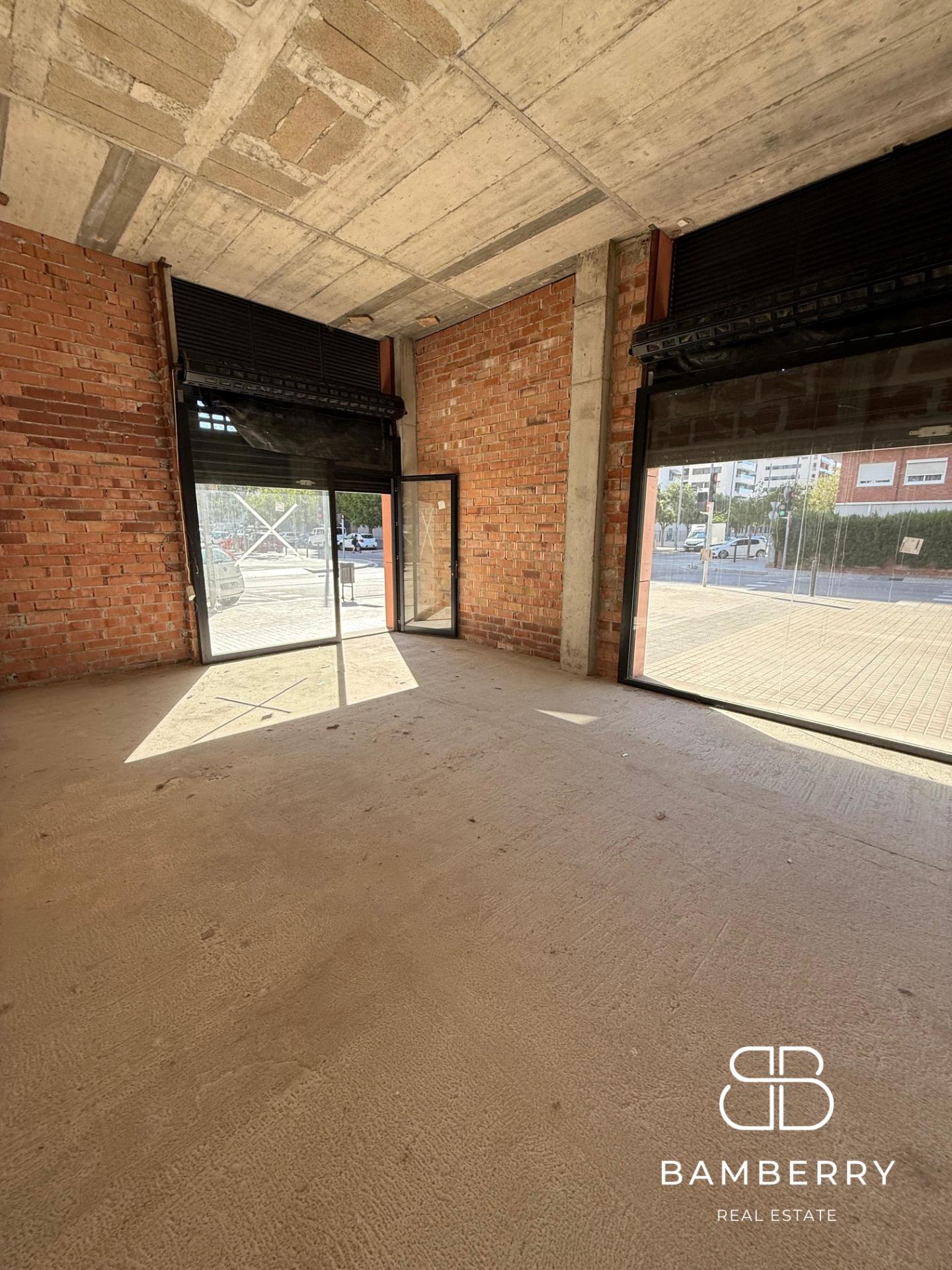 Corner premises in a modern building (2022), with great visibility and a wide façade in Badalona. Perfect to make your business stand out in a highly busy area.-4