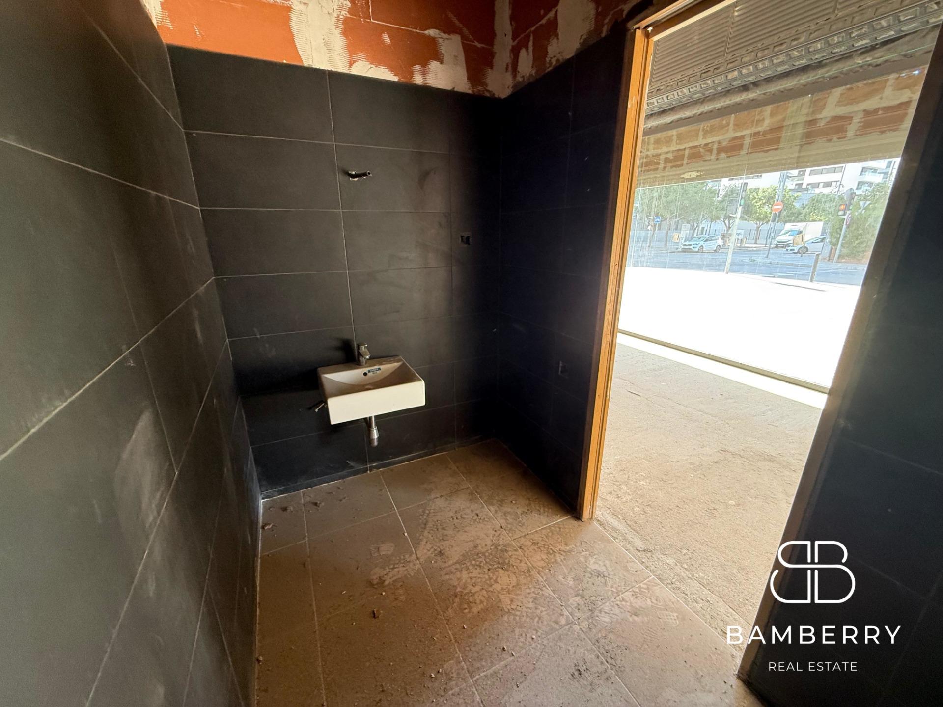 Corner premises in a modern building (2022), with great visibility and a wide façade in Badalona. Perfect to make your business stand out in a highly busy area.-6