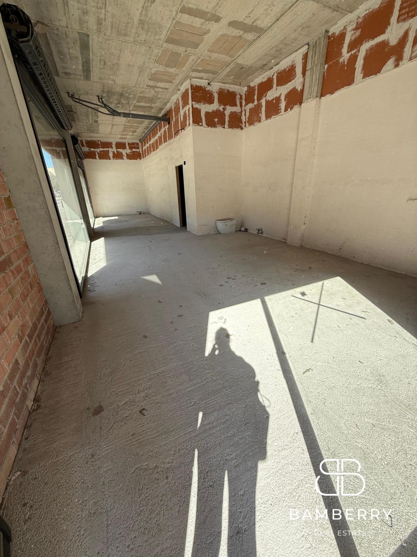 Corner premises in a modern building (2022), with great visibility and a wide façade in Badalona. Perfect to make your business stand out in a highly busy area.-8