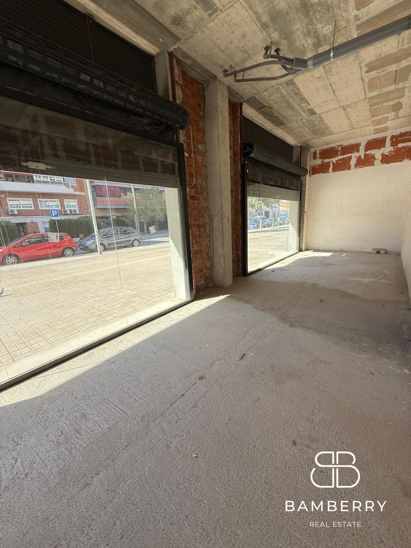 Corner premises in a modern building (2022), with great visibility and a wide façade in Badalona. Perfect to make your business stand out in a highly busy area.-11