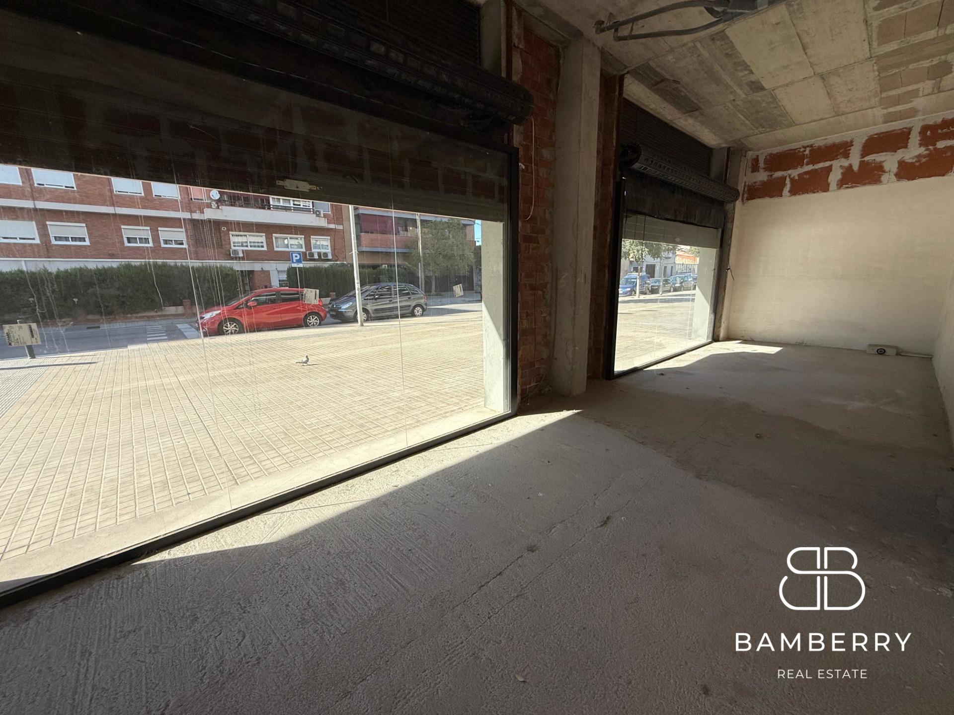 Corner premises in a modern building (2022), with great visibility and a wide façade in Badalona. Perfect to make your business stand out in a highly busy area.-12