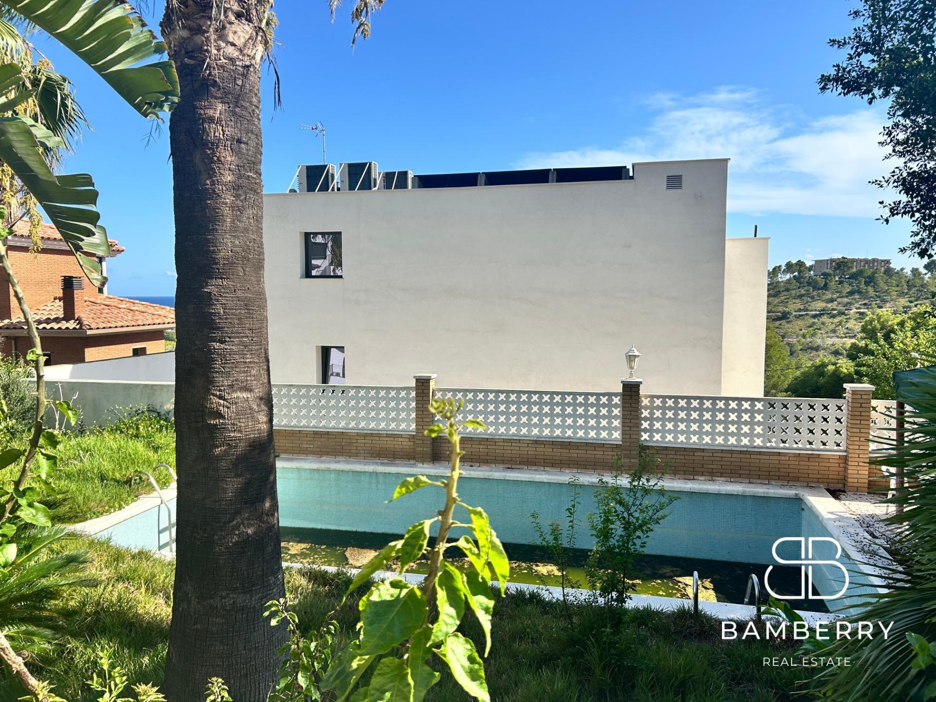 Exclusive house with garden, pool and south orientation in Castelldefels – Space, light and tranquility just minutes from Barcelona-1