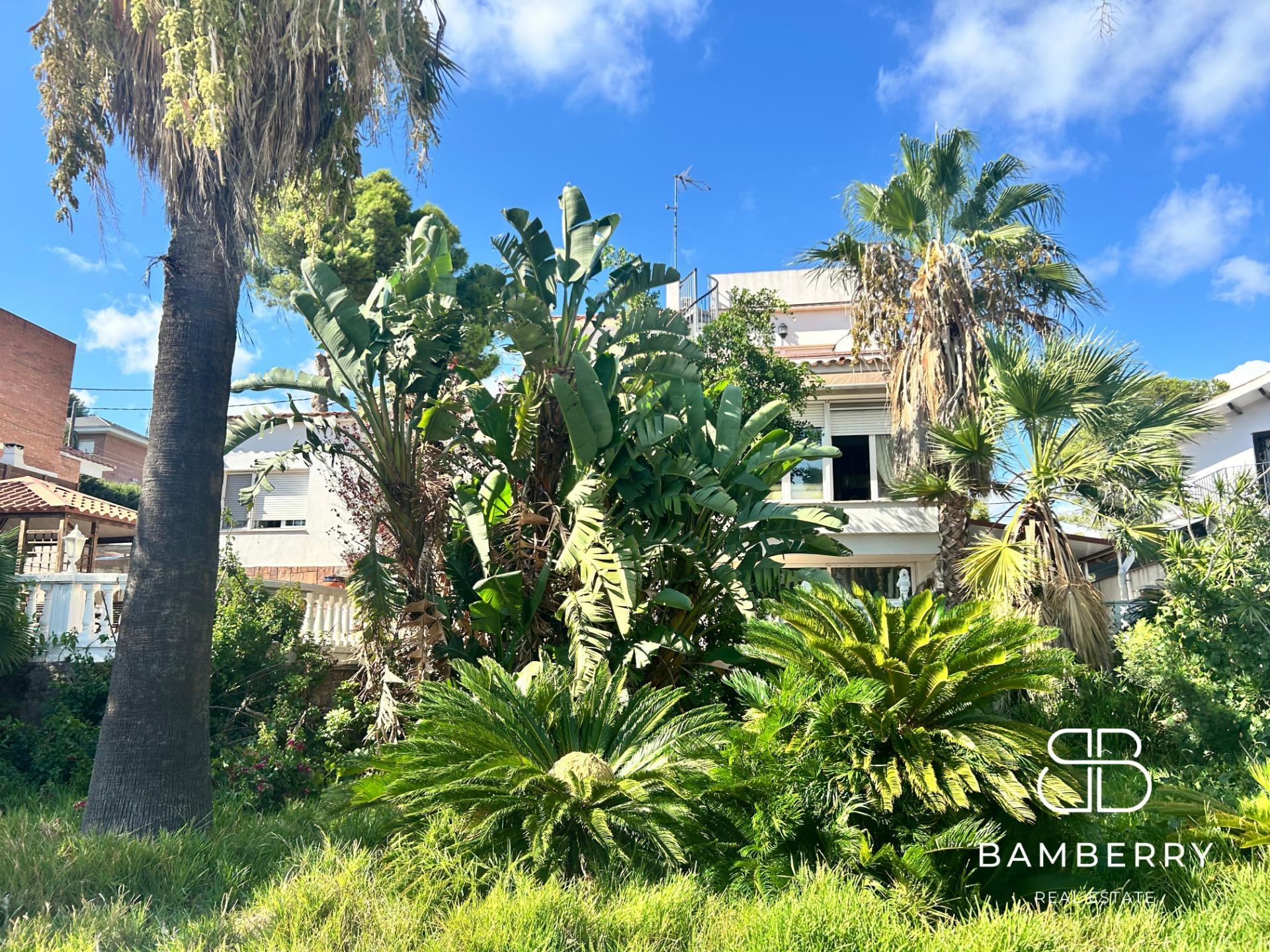 Exclusive house with garden, pool and south orientation in Castelldefels – Space, light and tranquility just minutes from Barcelona-2