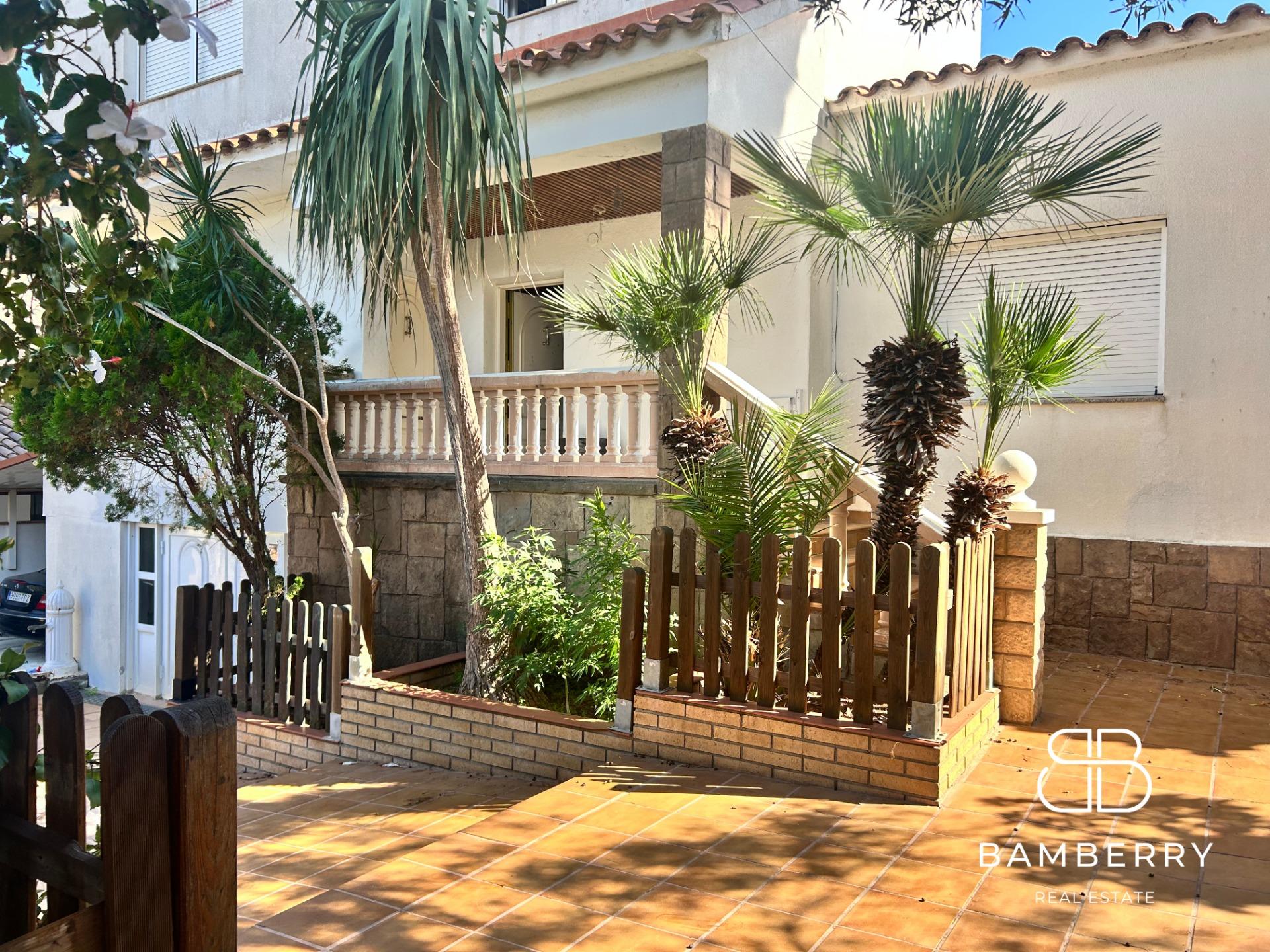Exclusive house with garden, pool and south orientation in Castelldefels – Space, light and tranquility just minutes from Barcelona-3