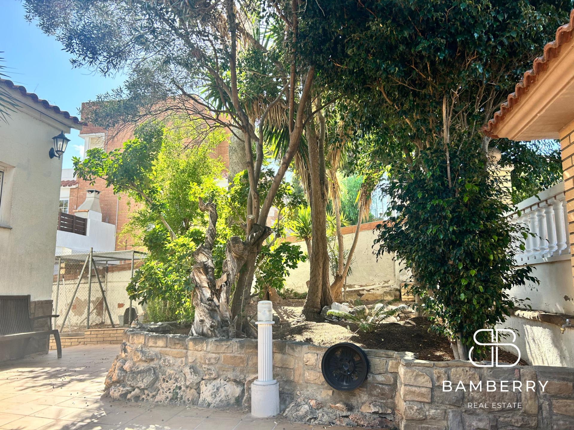 Exclusive house with garden, pool and south orientation in Castelldefels – Space, light and tranquility just minutes from Barcelona-4
