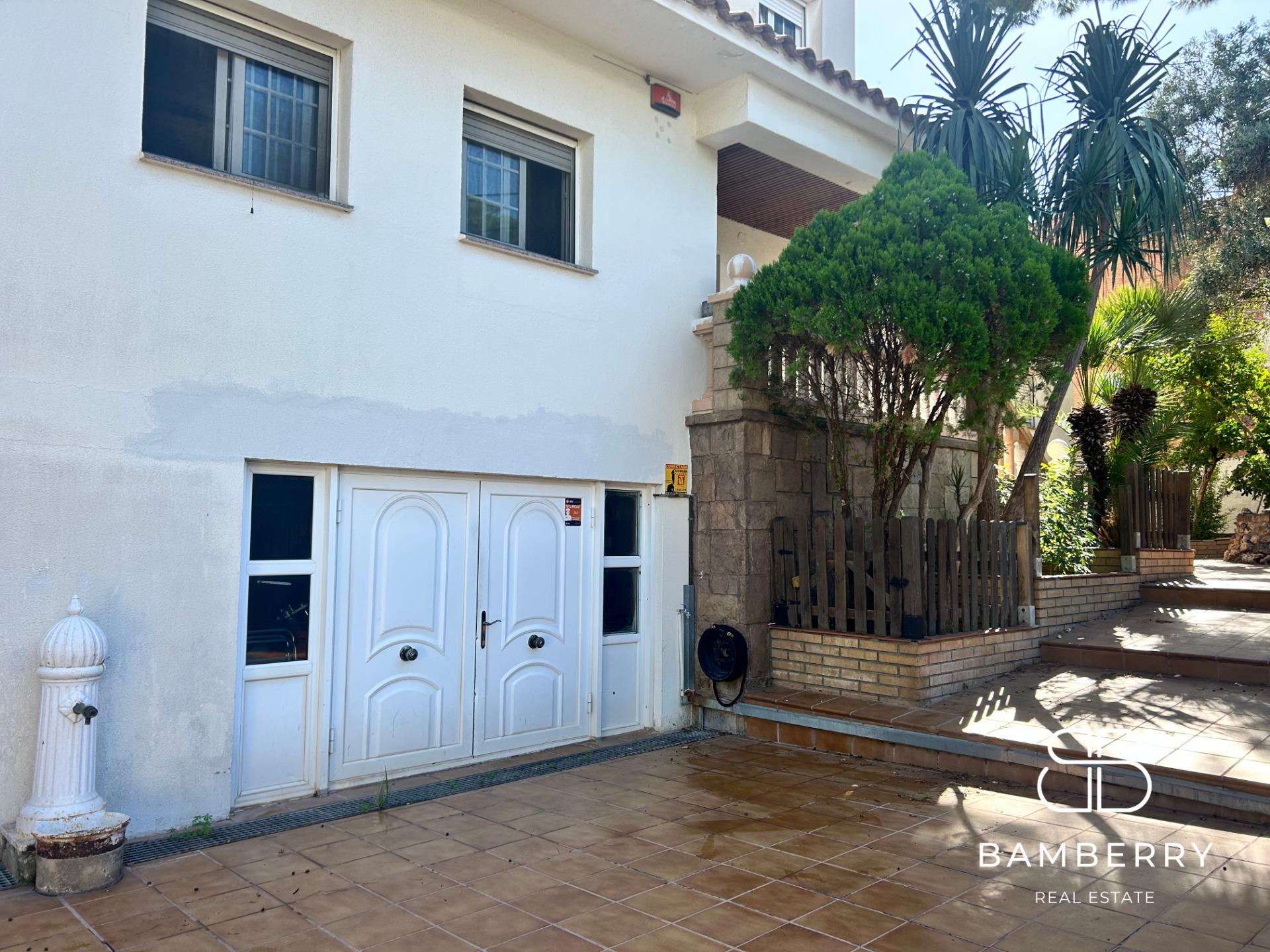 Exclusive house with garden, pool and south orientation in Castelldefels – Space, light and tranquility just minutes from Barcelona-5