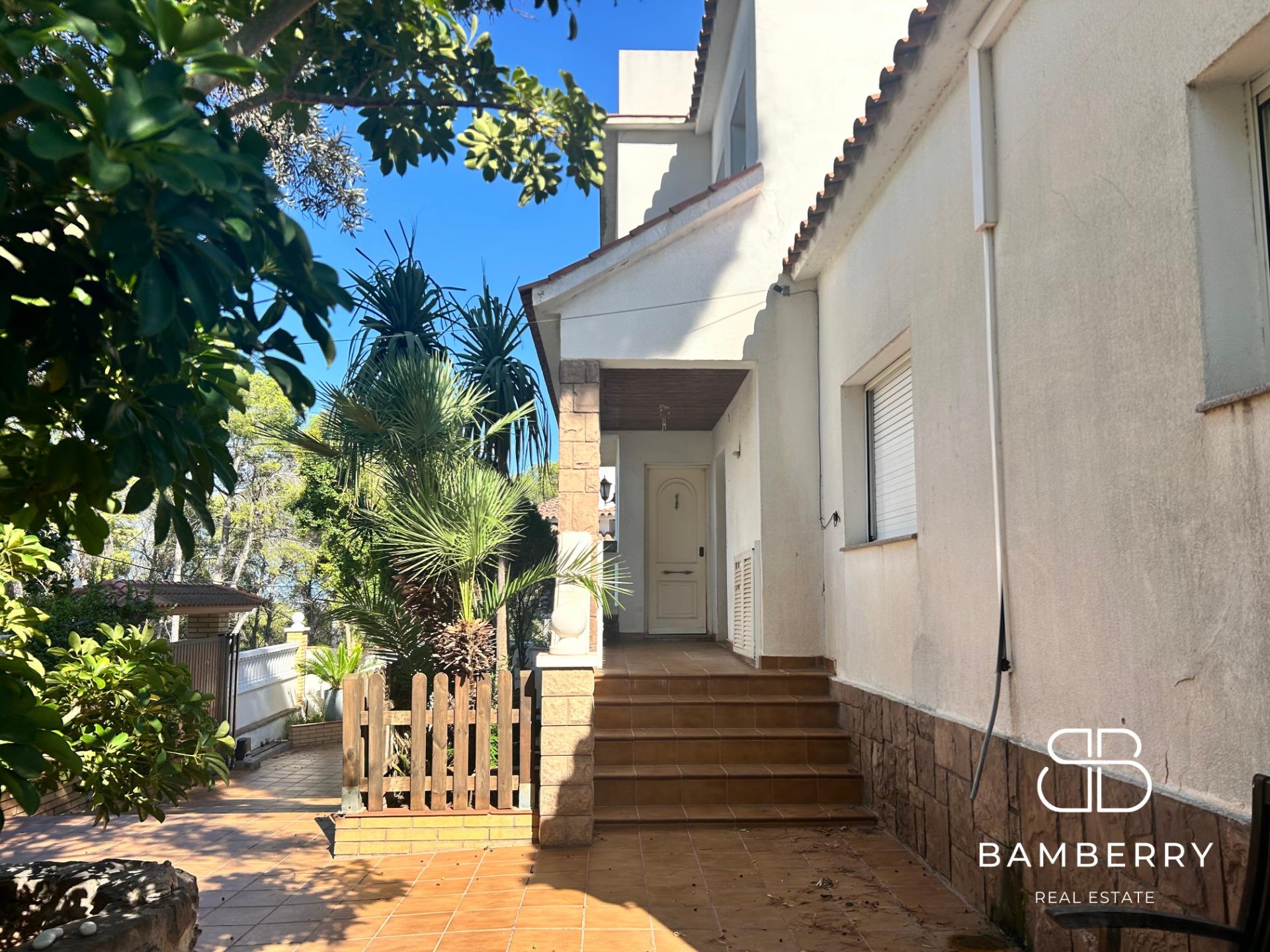 Exclusive house with garden, pool and south orientation in Castelldefels – Space, light and tranquility just minutes from Barcelona-6