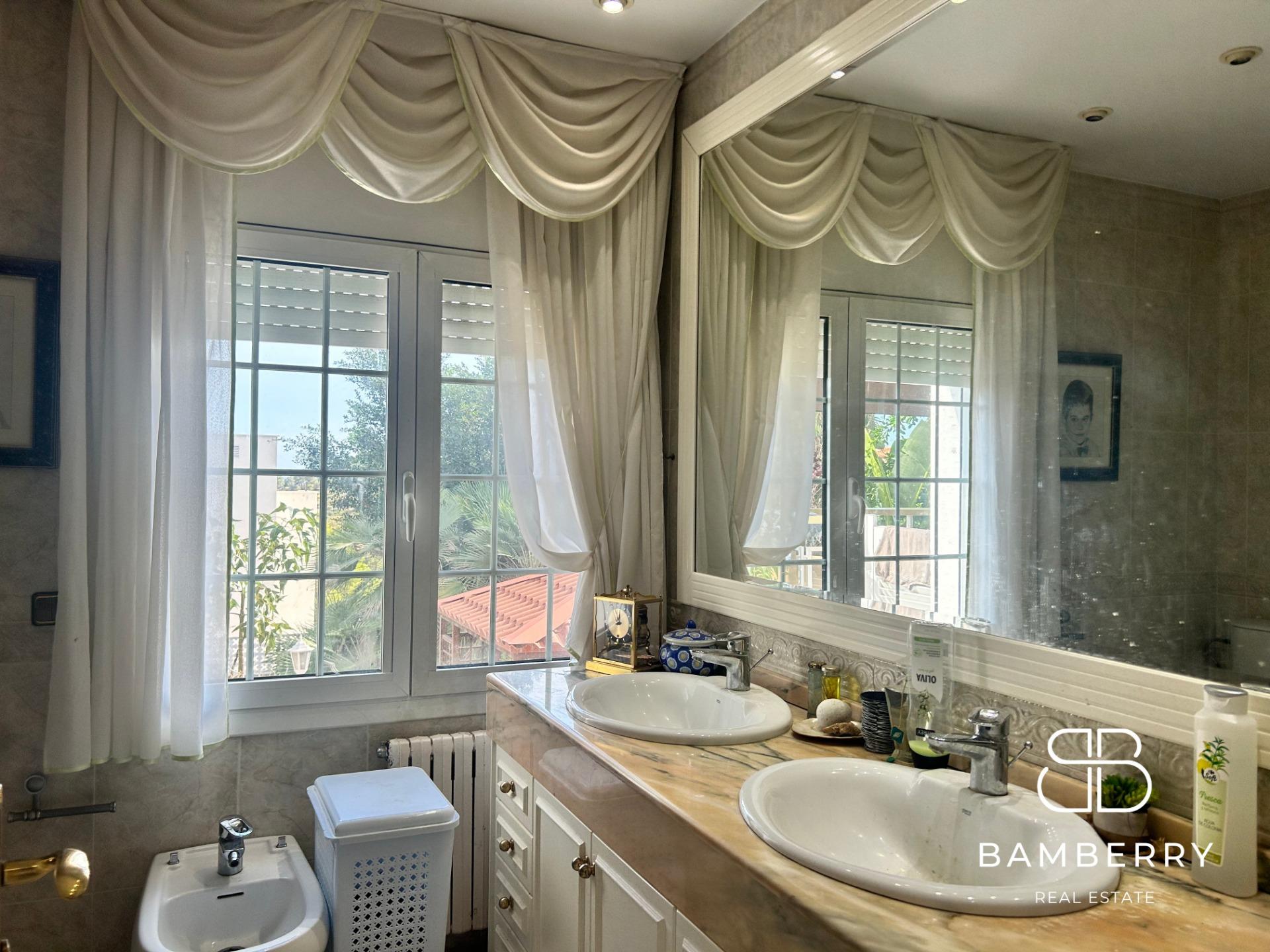 Exclusive house with garden, pool and south orientation in Castelldefels – Space, light and tranquility just minutes from Barcelona-20