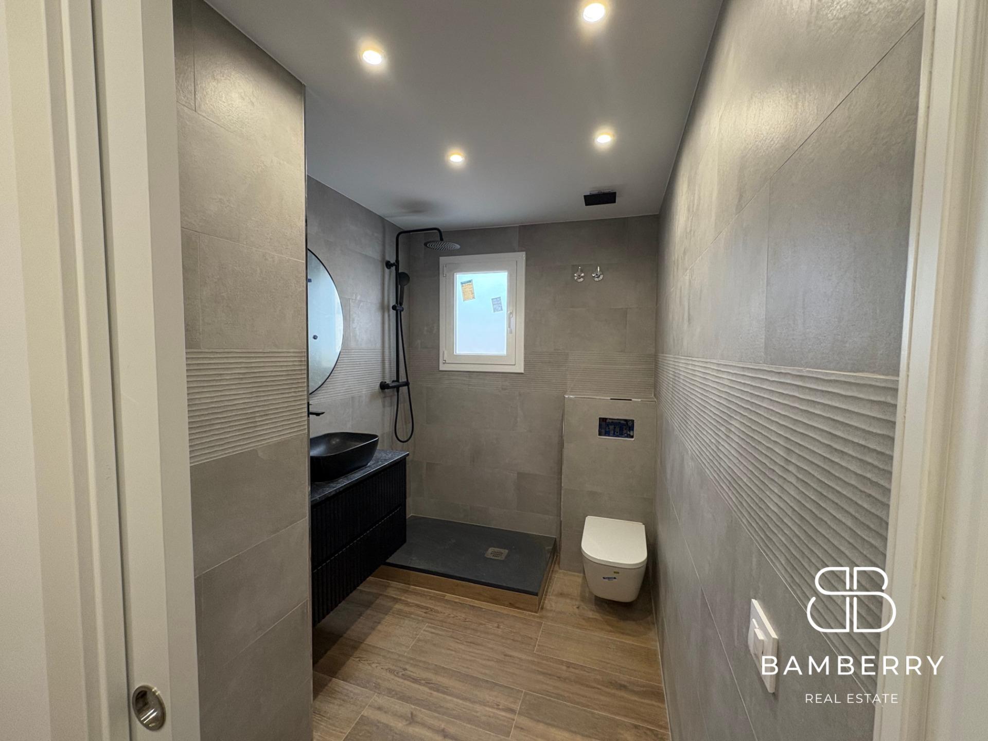 Renovated apartment with terrace on Consell de Cent – Eixample Derecho-9