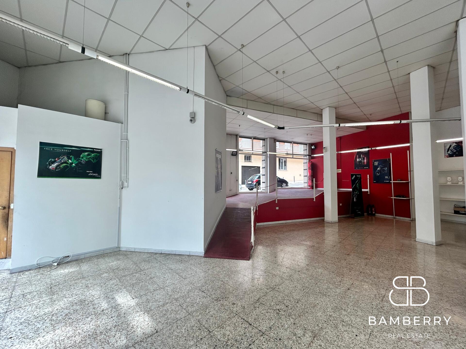 ESQUINERO CON GRAN ESCAPARETE-10