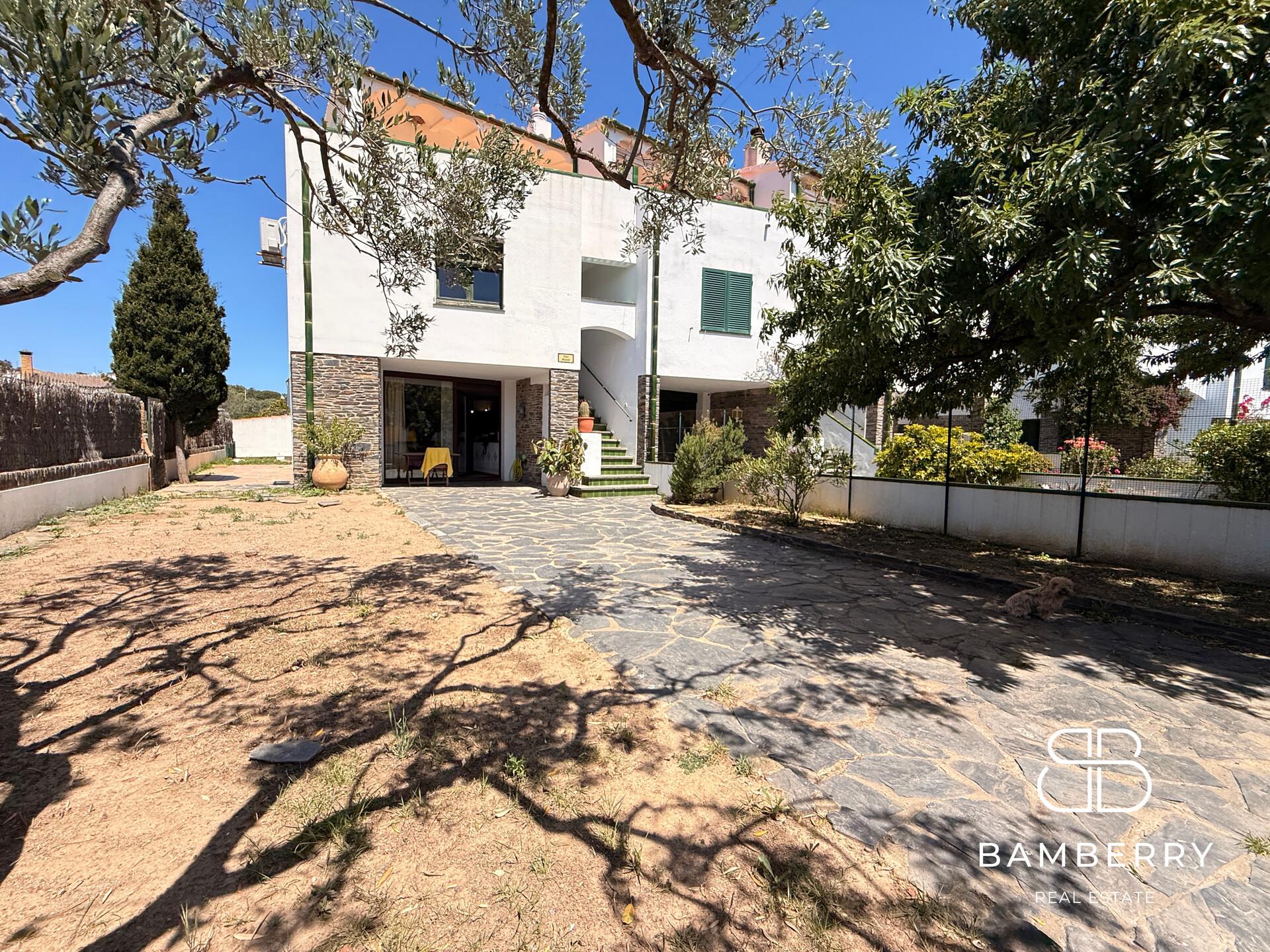 Casa adossada cantonera amb apartament independent a Cadaqués-0