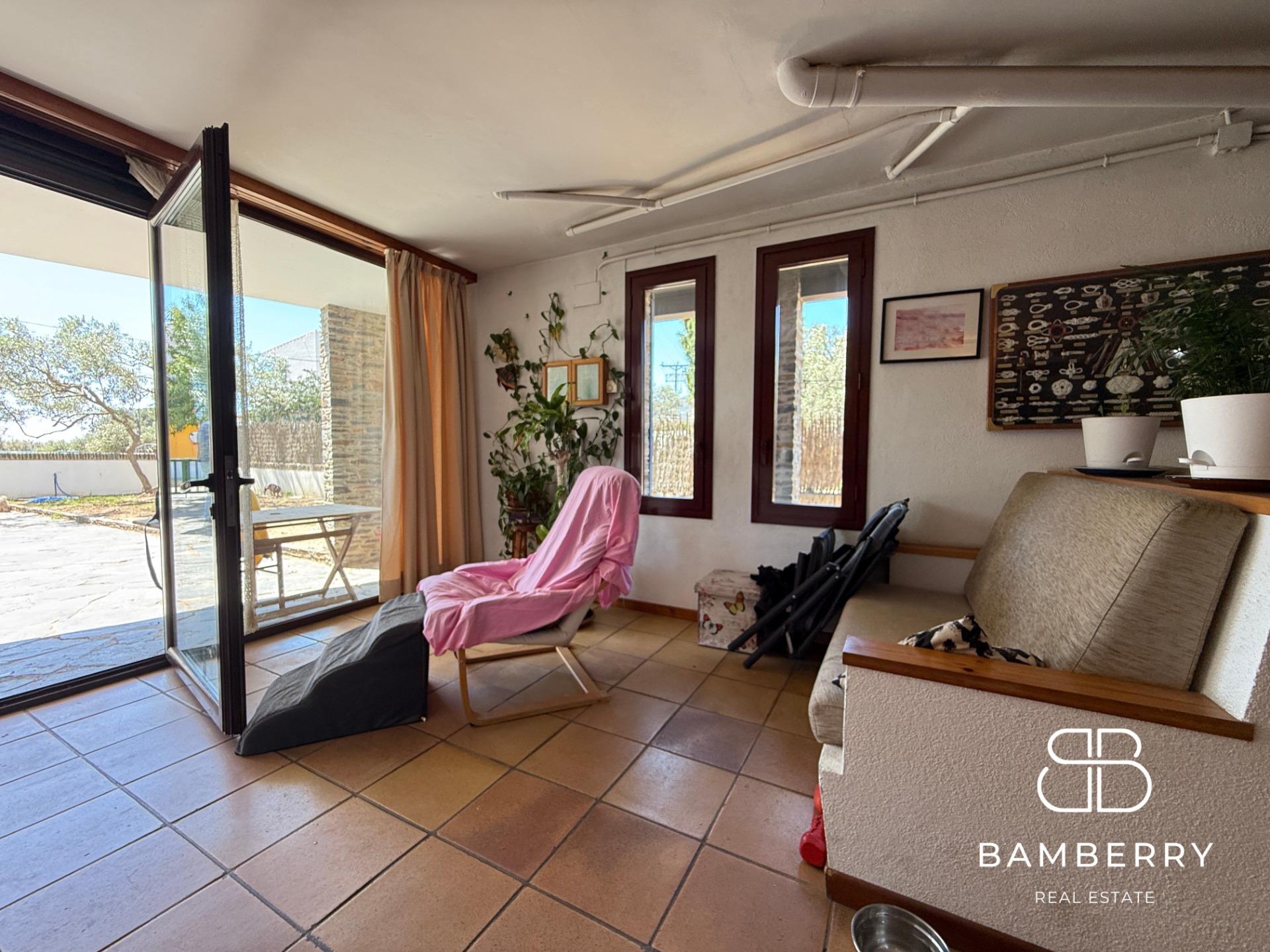 Casa adossada cantonera amb apartament independent a Cadaqués-8