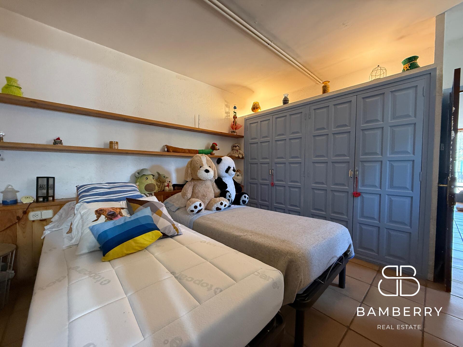 Casa adossada cantonera amb apartament independent a Cadaqués-12