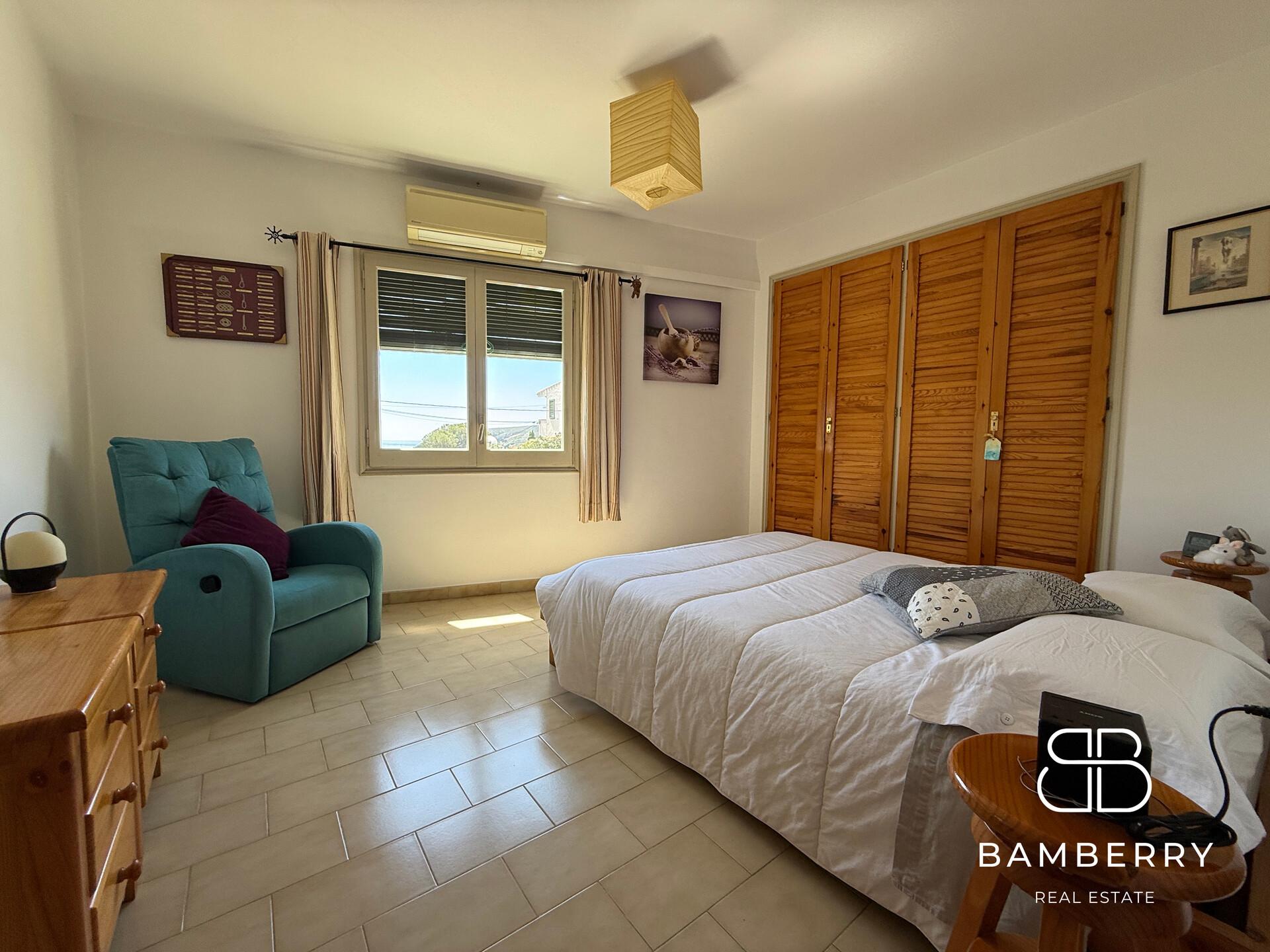 Casa adossada cantonera amb apartament independent a Cadaqués-17