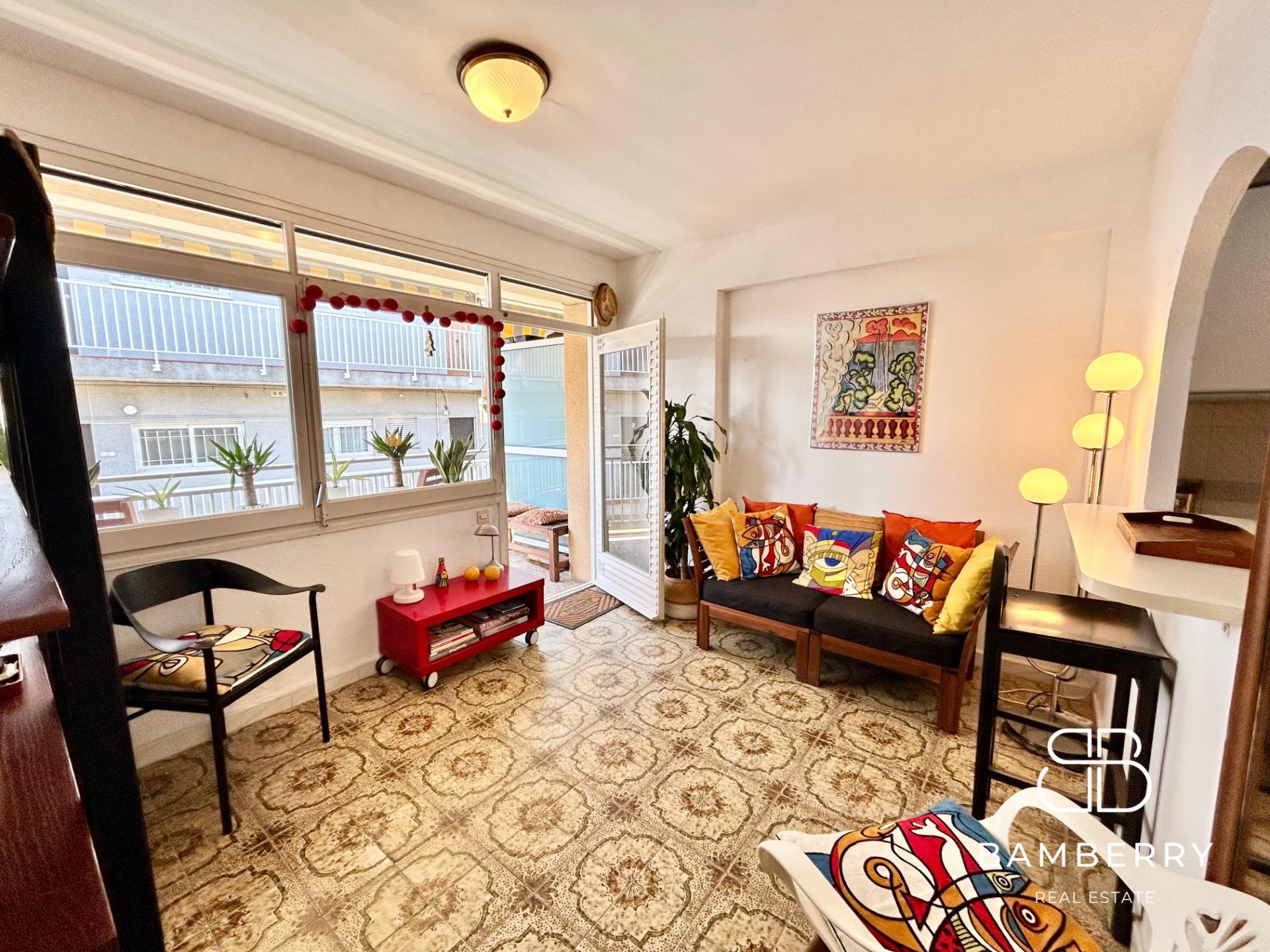 Acollidor pis amb terrassa a pocs passos de la platja-0