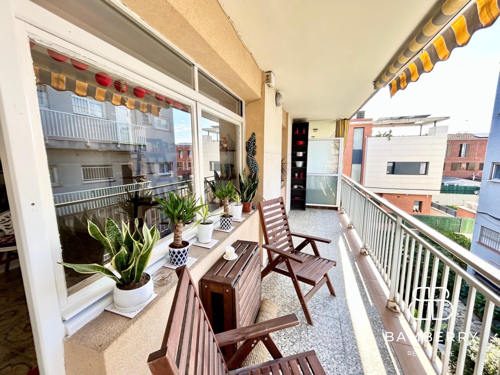 Acollidor pis amb terrassa a pocs passos de la platja-1