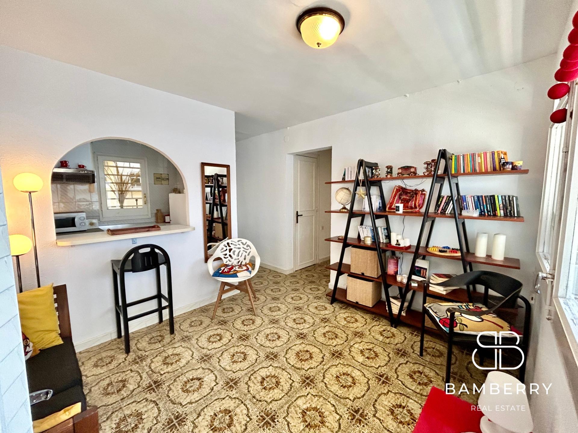 Acollidor pis amb terrassa a pocs passos de la platja-2