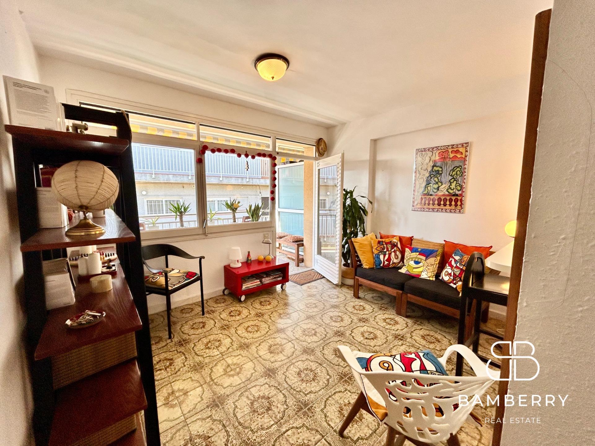 Acollidor pis amb terrassa a pocs passos de la platja-3