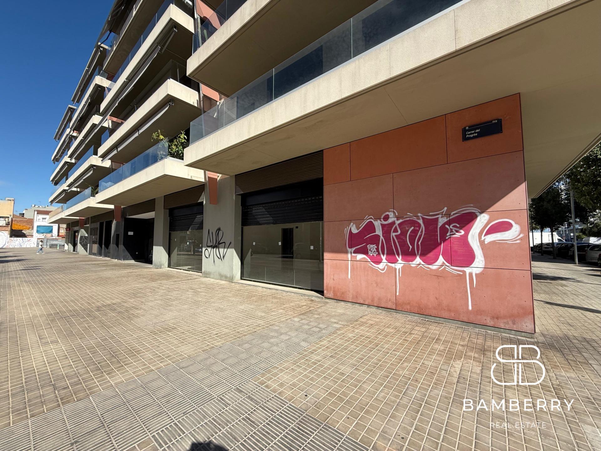 Local cantoner en edifici modern (2022), amb gran visibilitat i una façana àmplia a Badalona. Perfecte per destacar el teu negoci en una zona molt transitada.-14