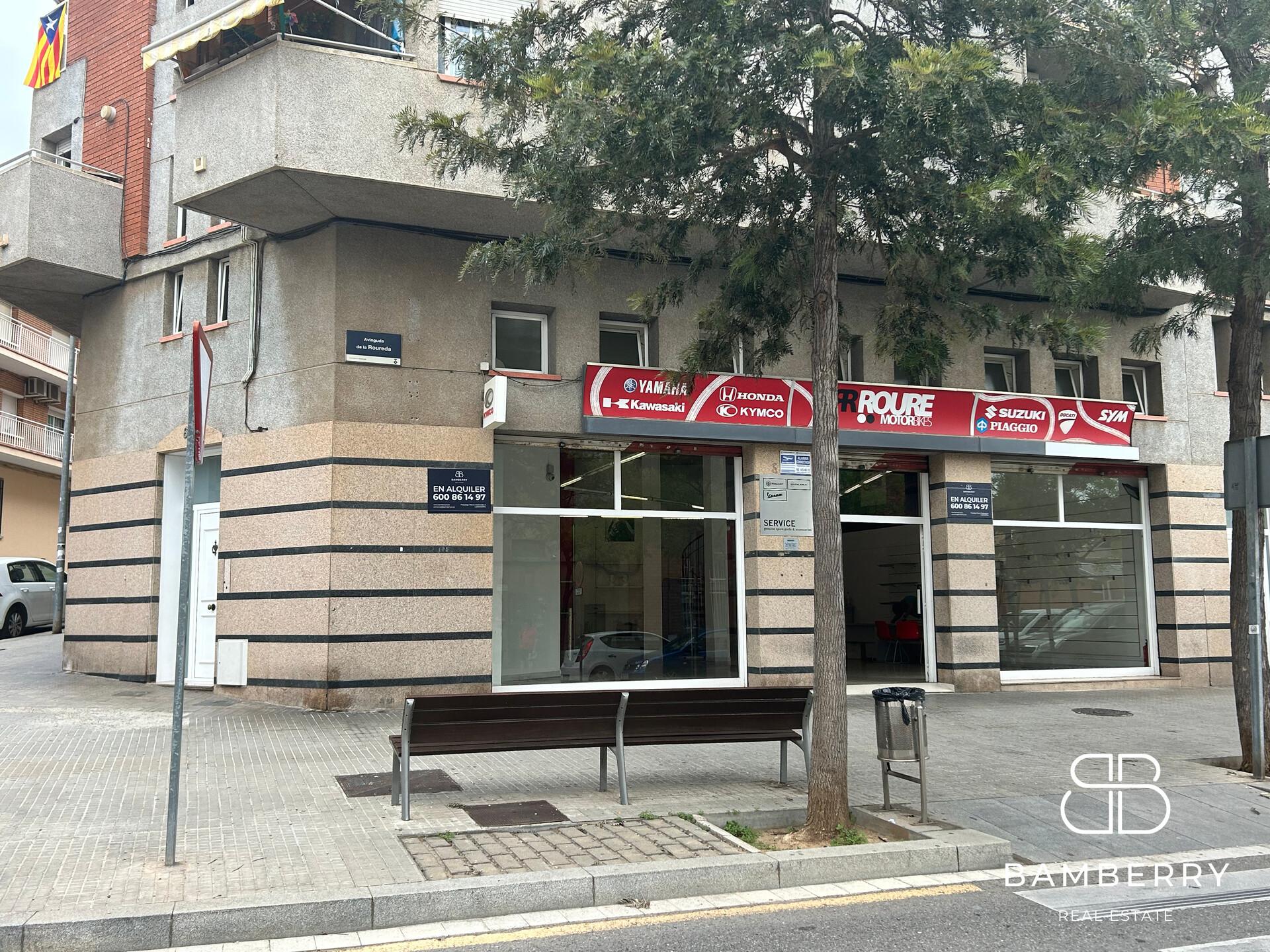 CORNER UNIT WITH LARGE SHOP WINDOW-3