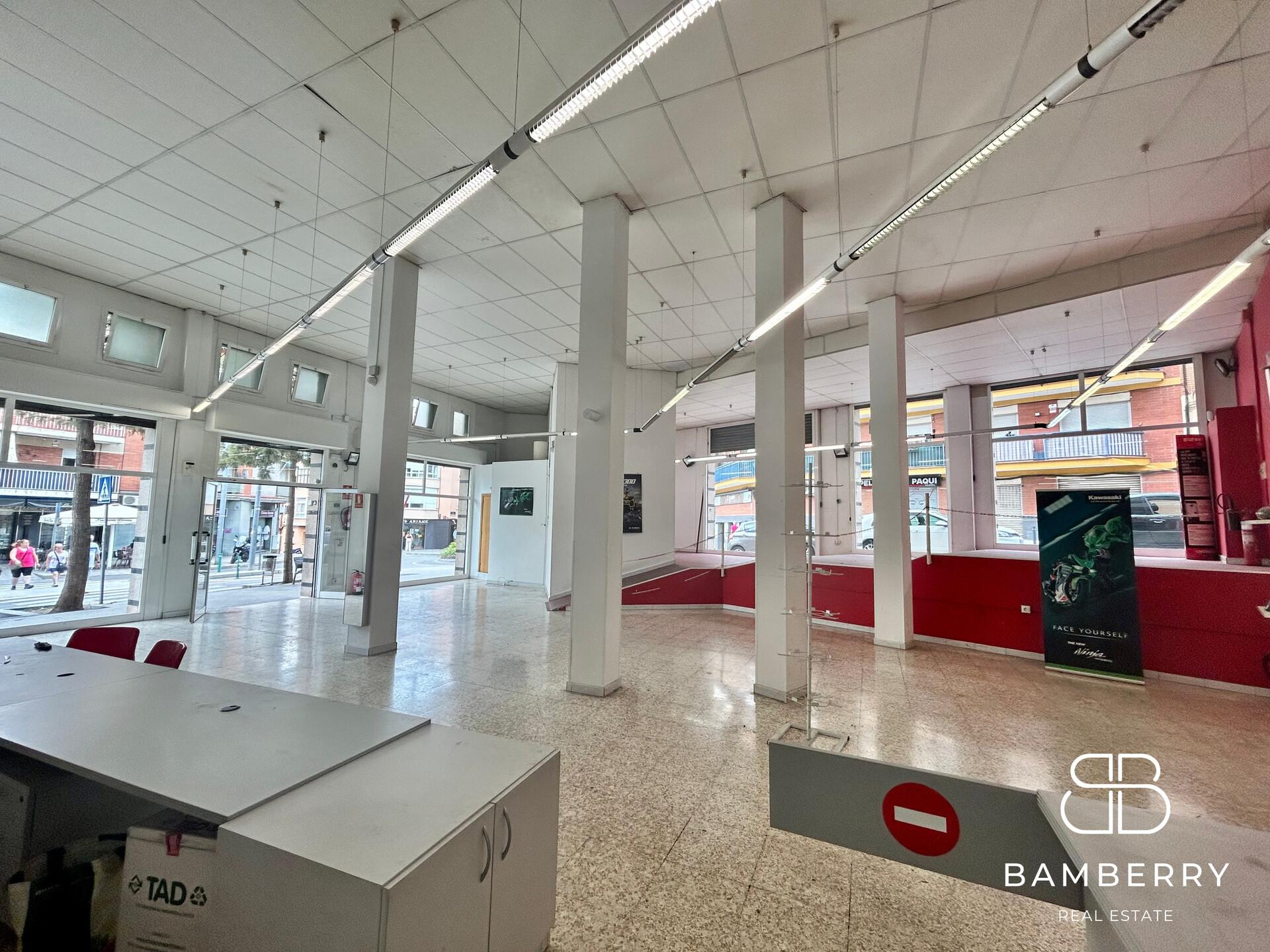 CORNER UNIT WITH LARGE SHOP WINDOW-5