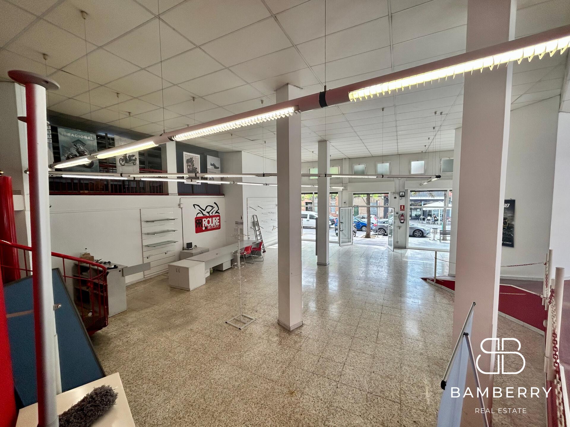 CORNER UNIT WITH LARGE SHOP WINDOW-7
