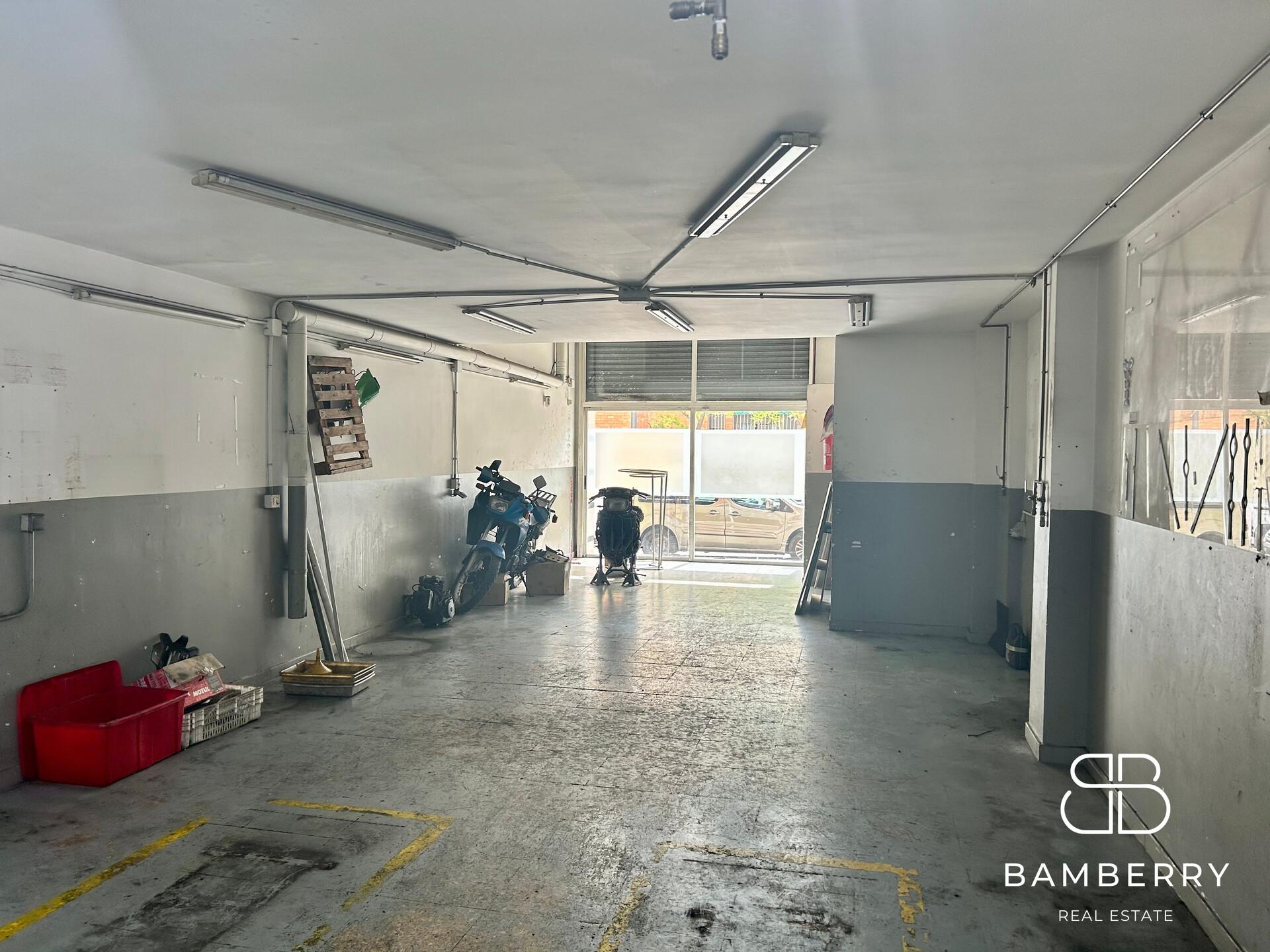 CORNER UNIT WITH LARGE SHOP WINDOW-11