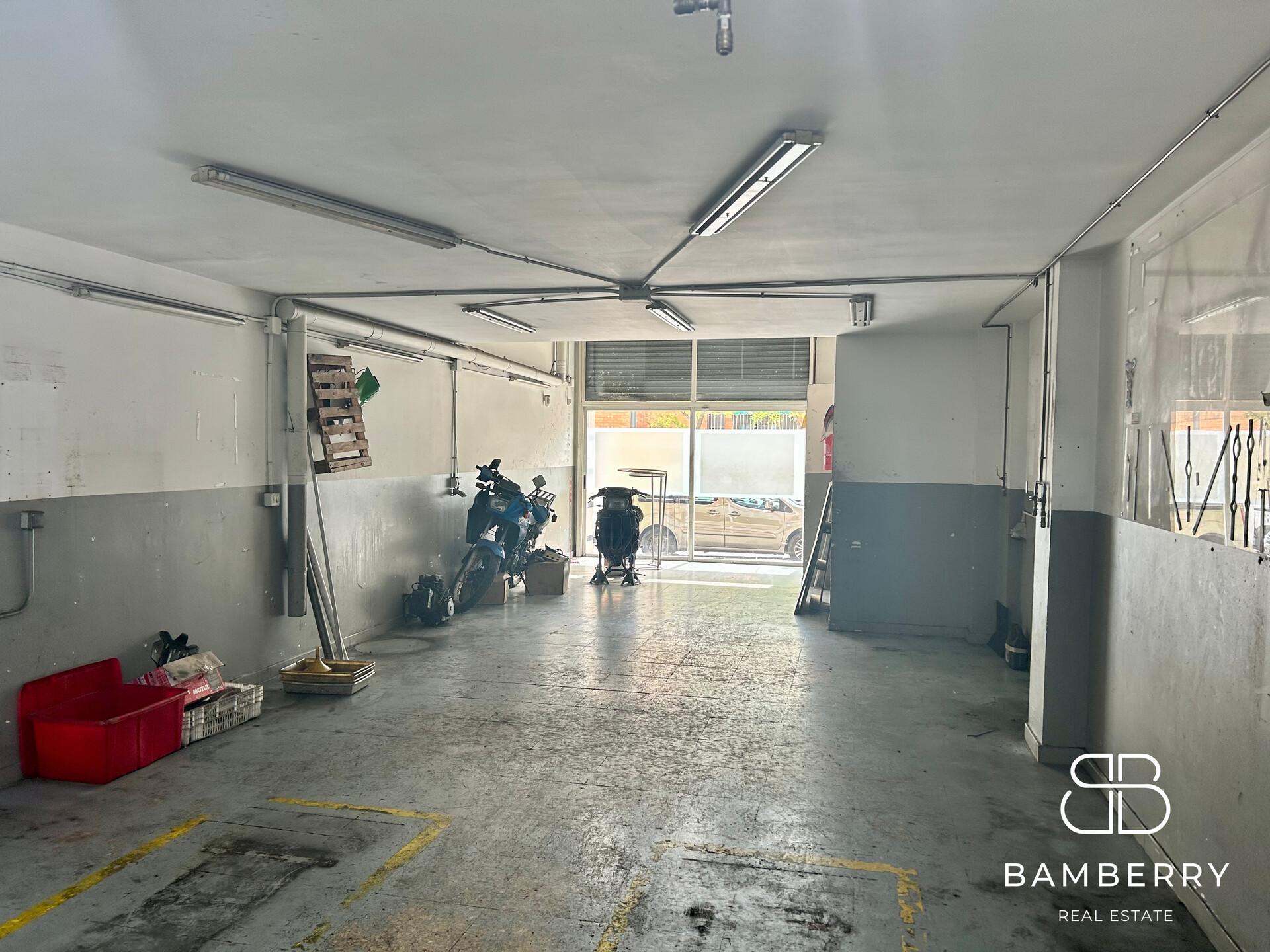 CORNER UNIT WITH LARGE SHOP WINDOW-12