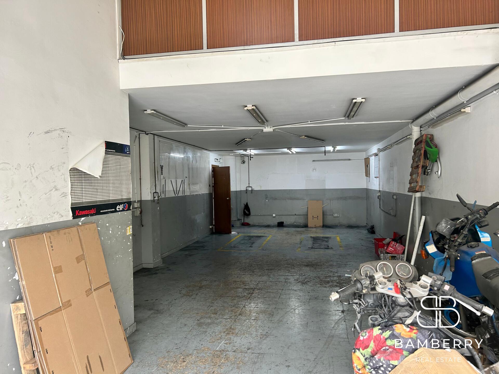 CORNER UNIT WITH LARGE SHOP WINDOW-13