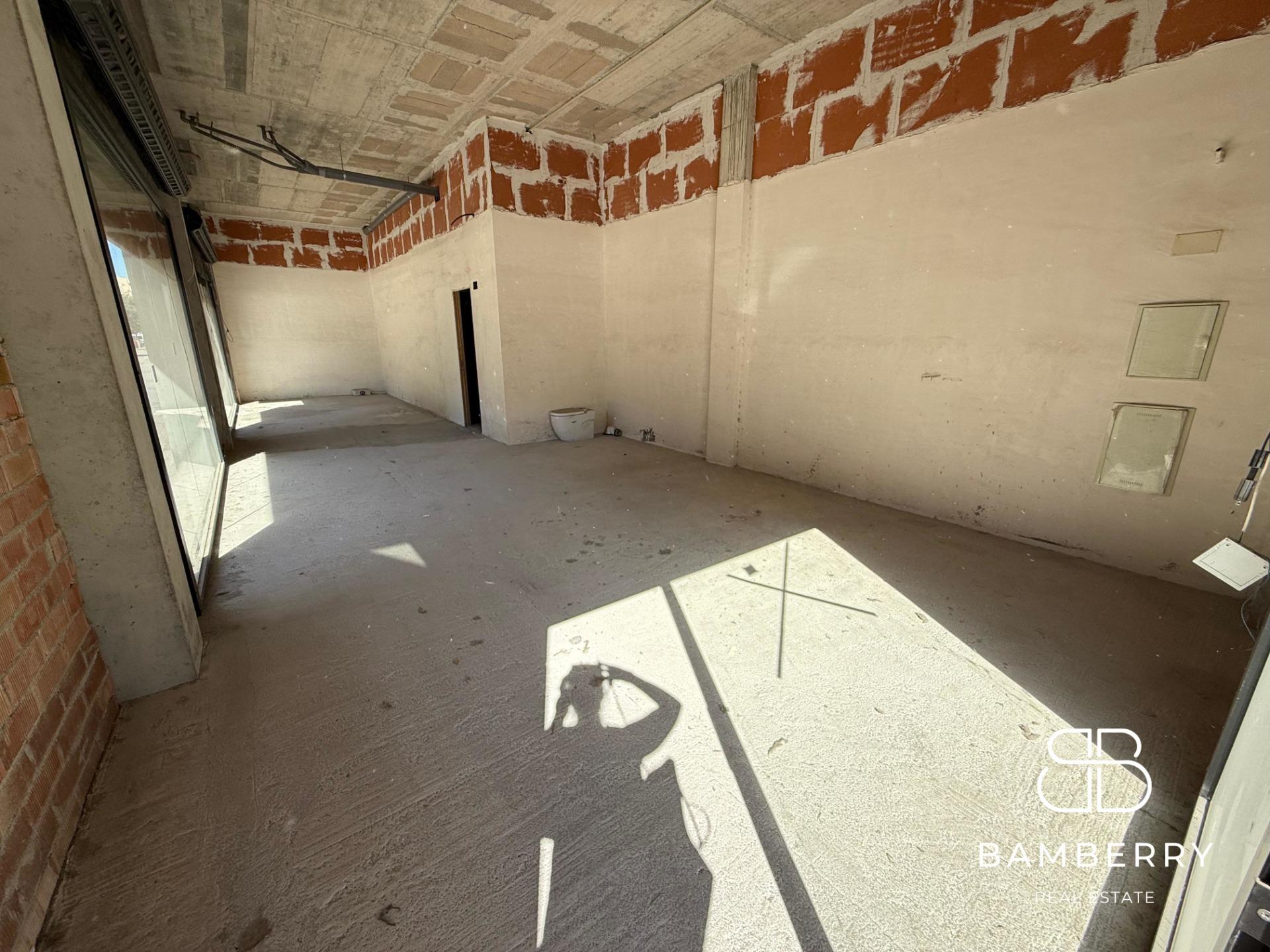 Corner premises in a modern building (2022), with great visibility and a wide façade in Badalona. Perfect to make your business stand out in a highly busy area.-9