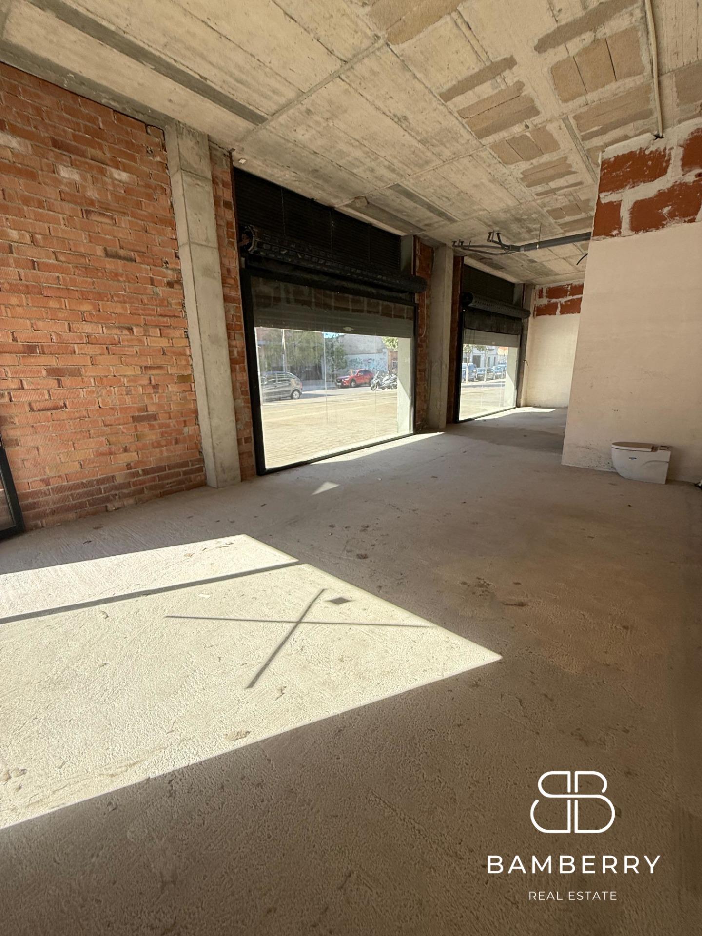 Corner premises in a modern building (2022), with great visibility and a wide façade in Badalona. Perfect to make your business stand out in a highly busy area.-10
