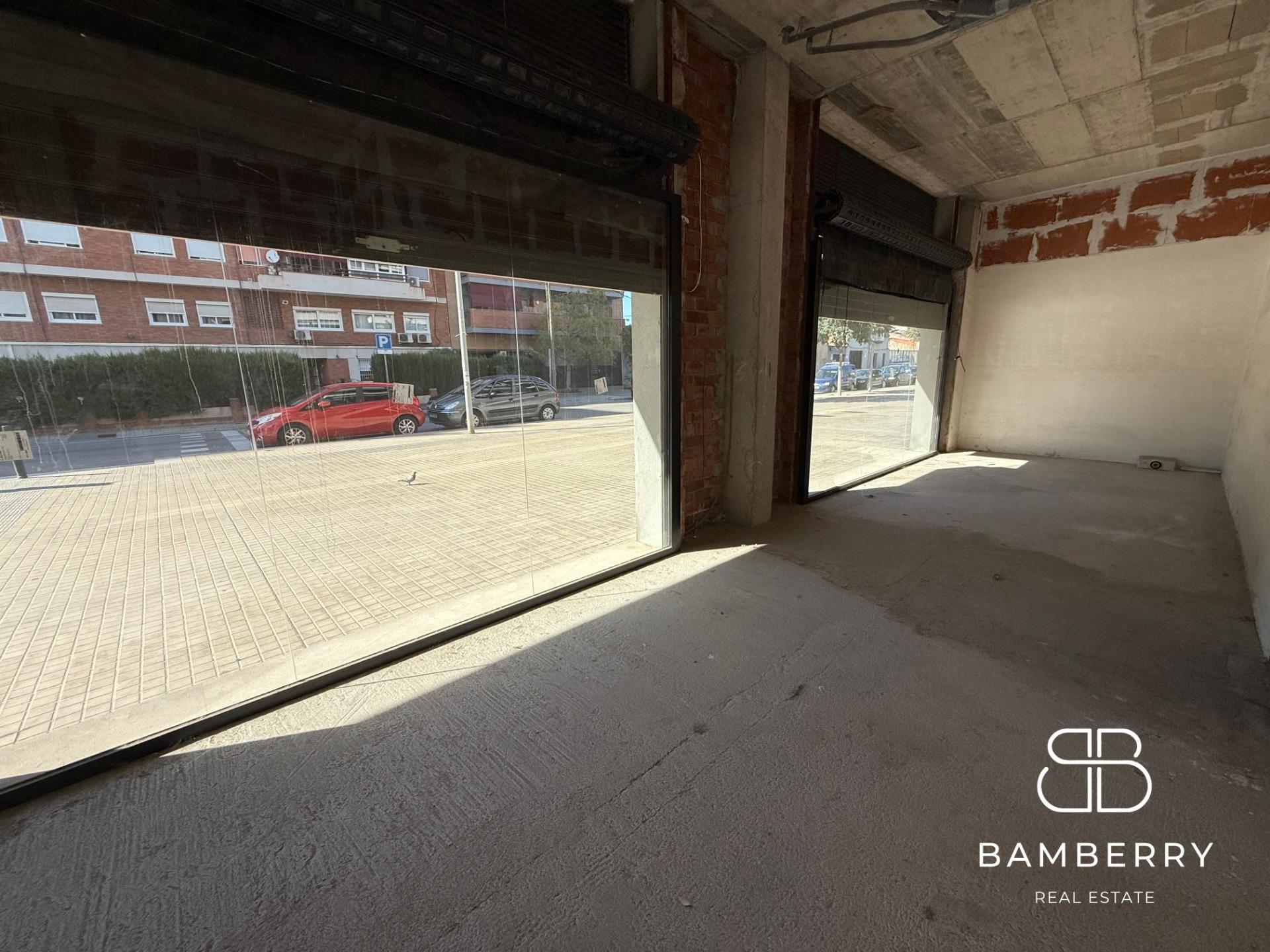 Corner premises in a modern building (2022), with great visibility and a wide façade in Badalona. Perfect to make your business stand out in a highly busy area.-13