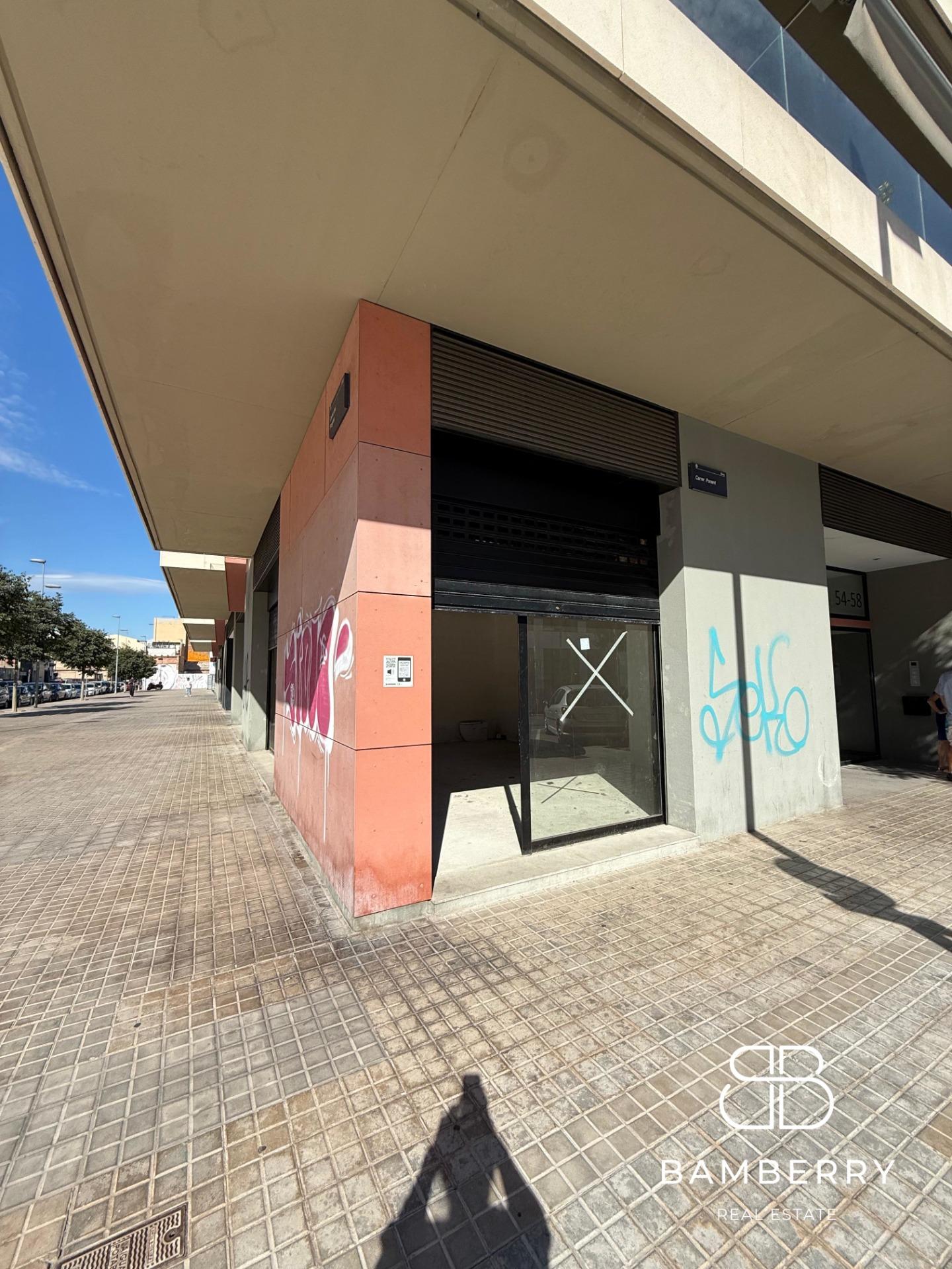 Corner premises in a modern building (2022), with great visibility and a wide façade in Badalona. Perfect to make your business stand out in a highly busy area.-17