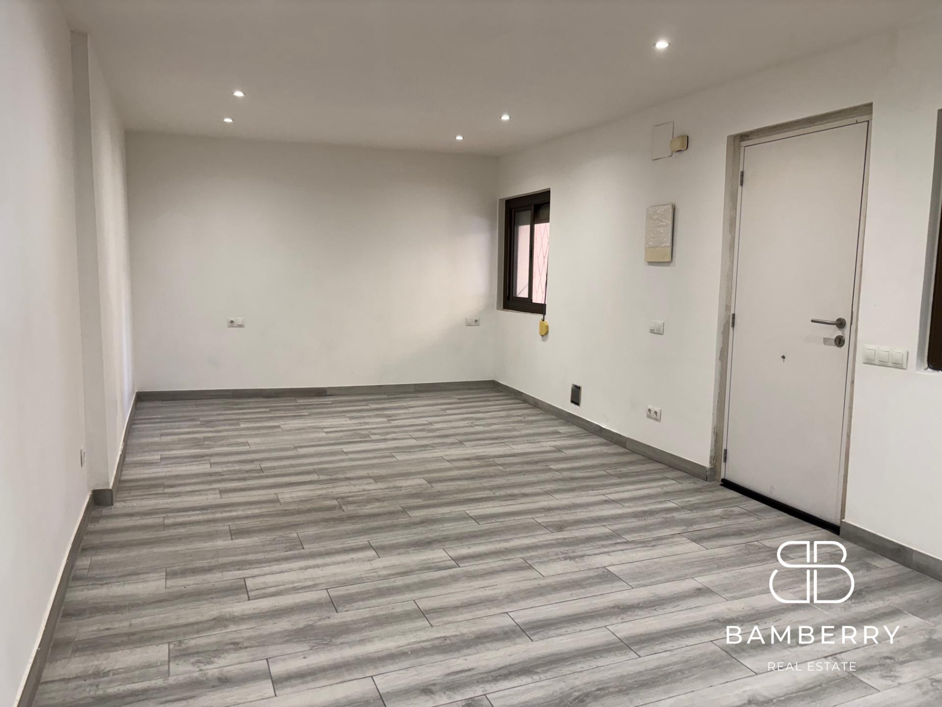 Planta baja con entrada independiente y terraza-3