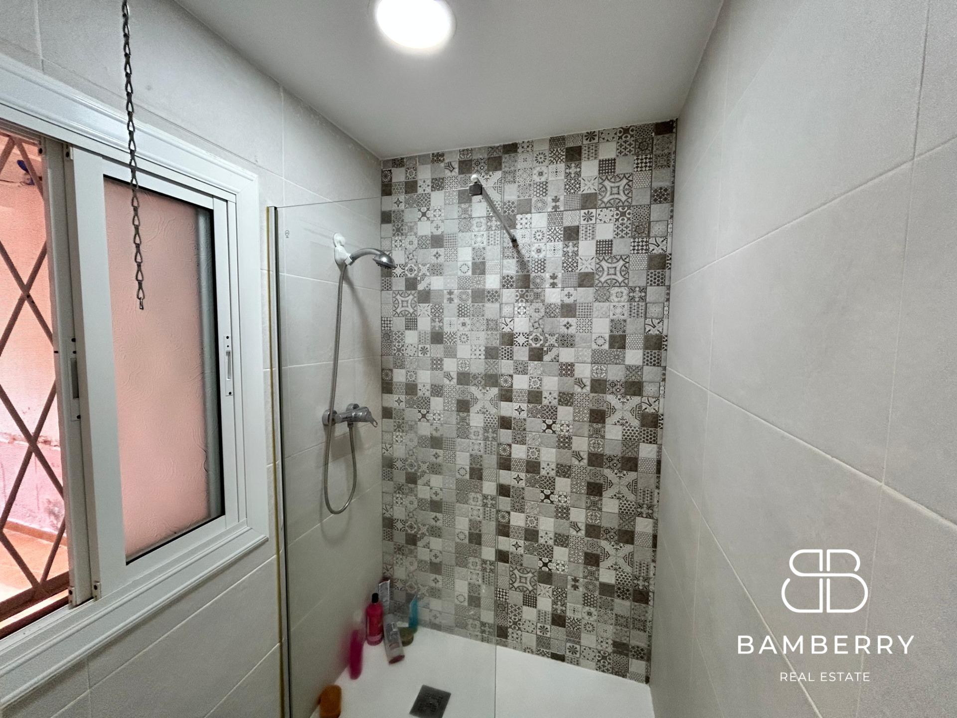 Planta baja con entrada independiente y terraza-36