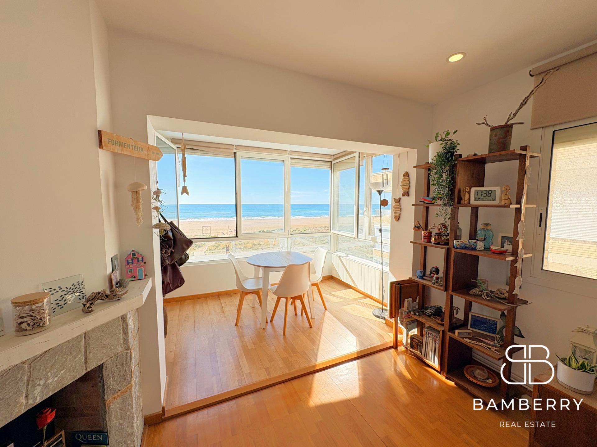 Exclusivo piso reformado en primera línea de mar con gran terraza privada-2