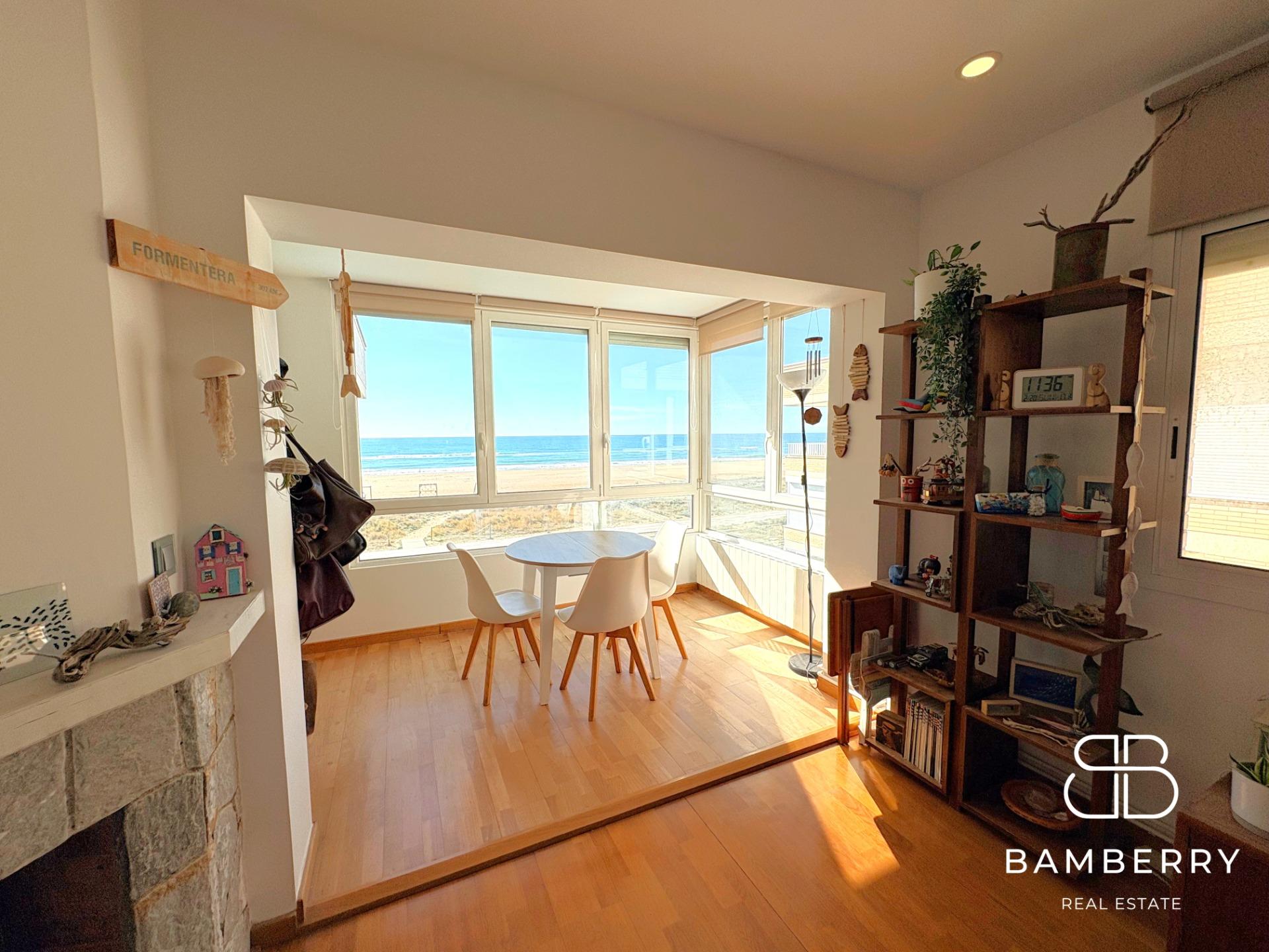 Exclusivo piso reformado en primera línea de mar con gran terraza privada-10
