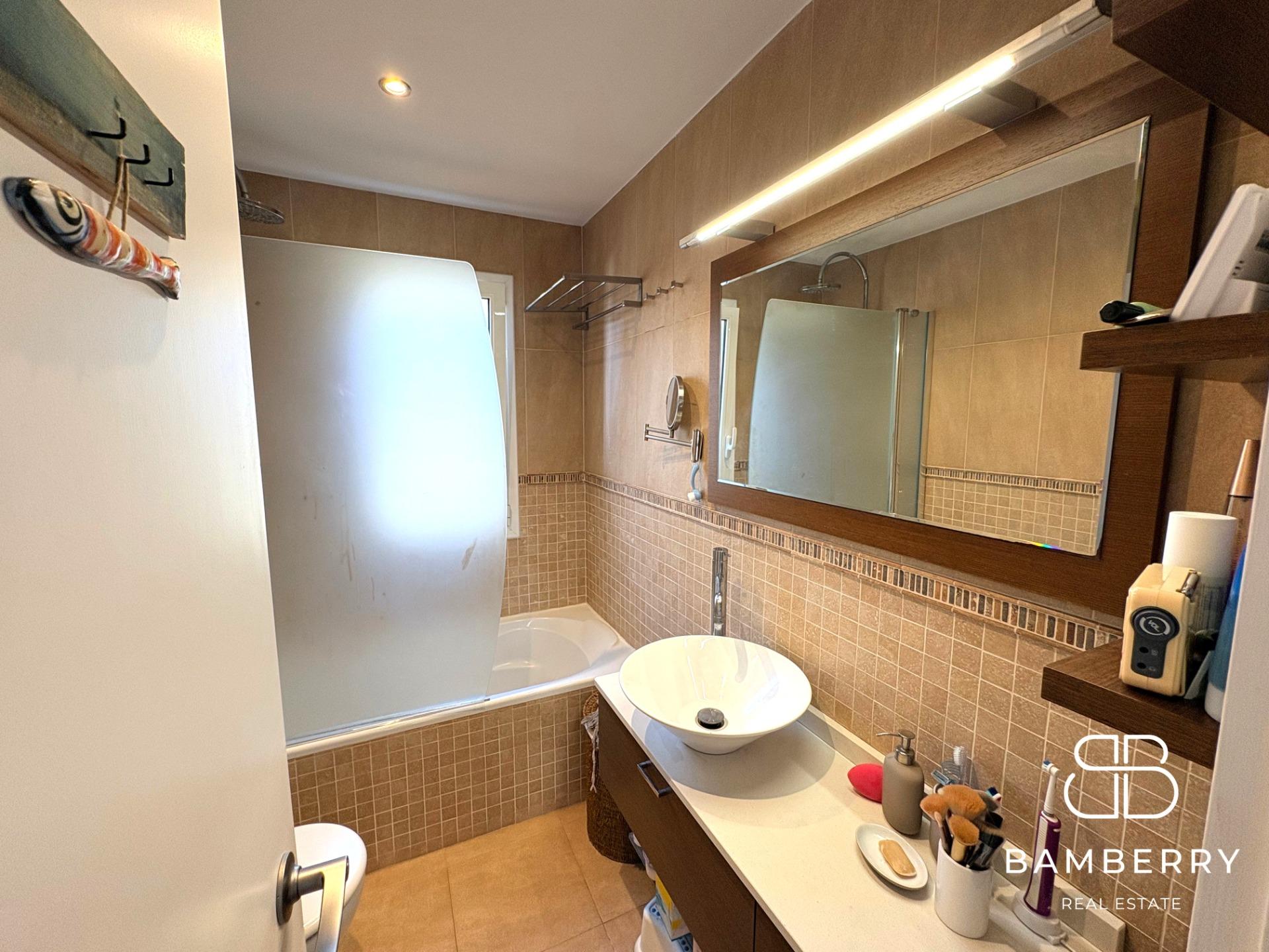 Exclusivo piso reformado en primera línea de mar con gran terraza privada-18