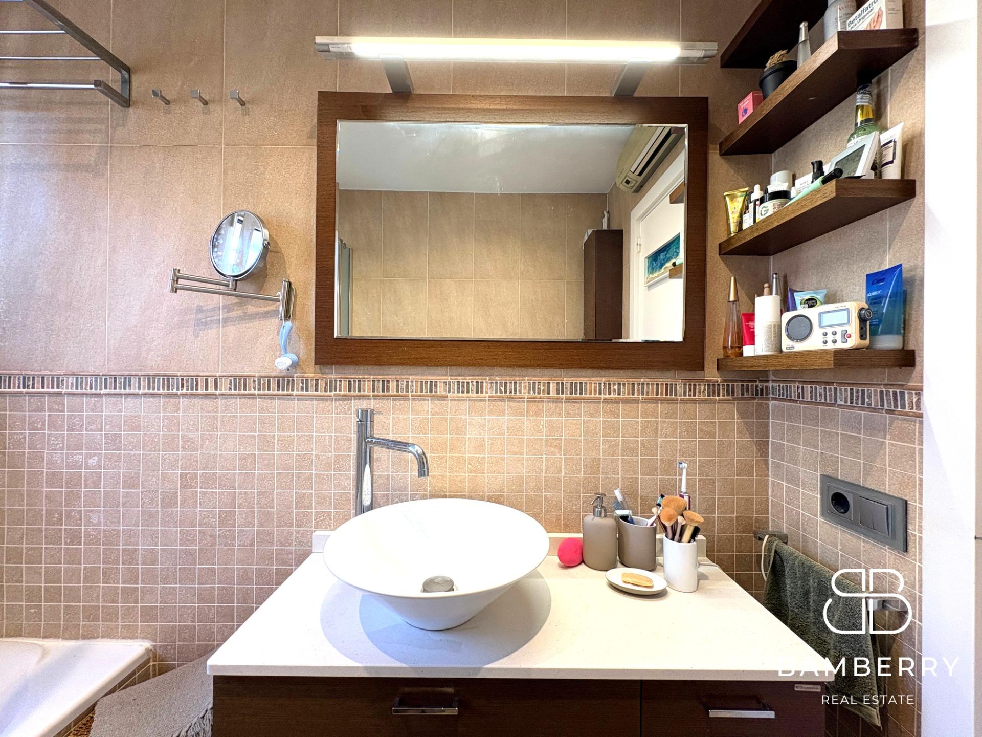 Exclusivo piso reformado en primera línea de mar con gran terraza privada-19