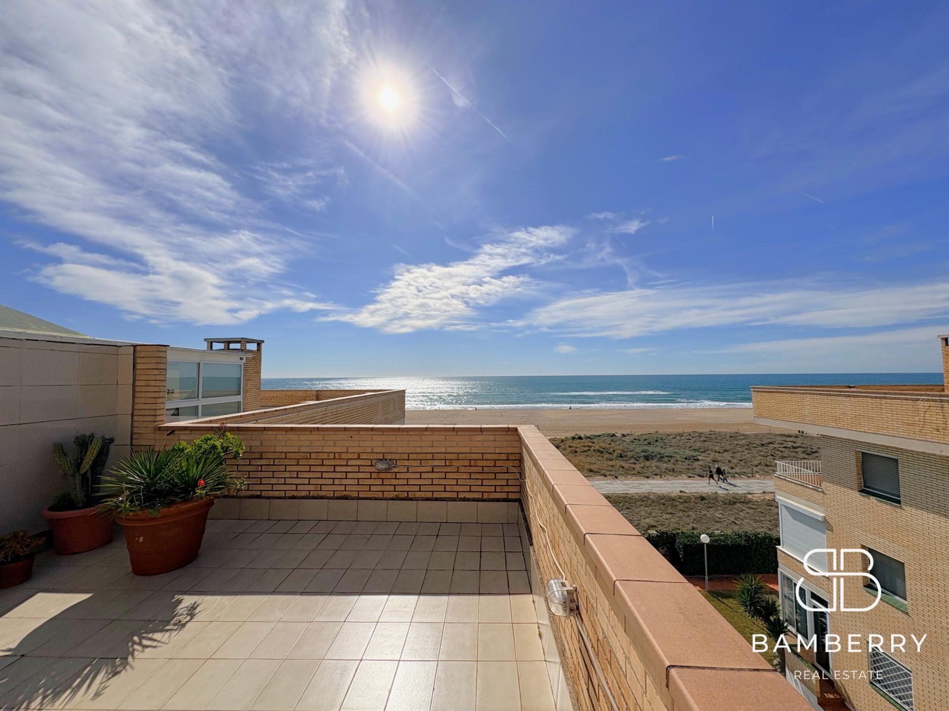 Exclusivo piso reformado en primera línea de mar con gran terraza privada-24