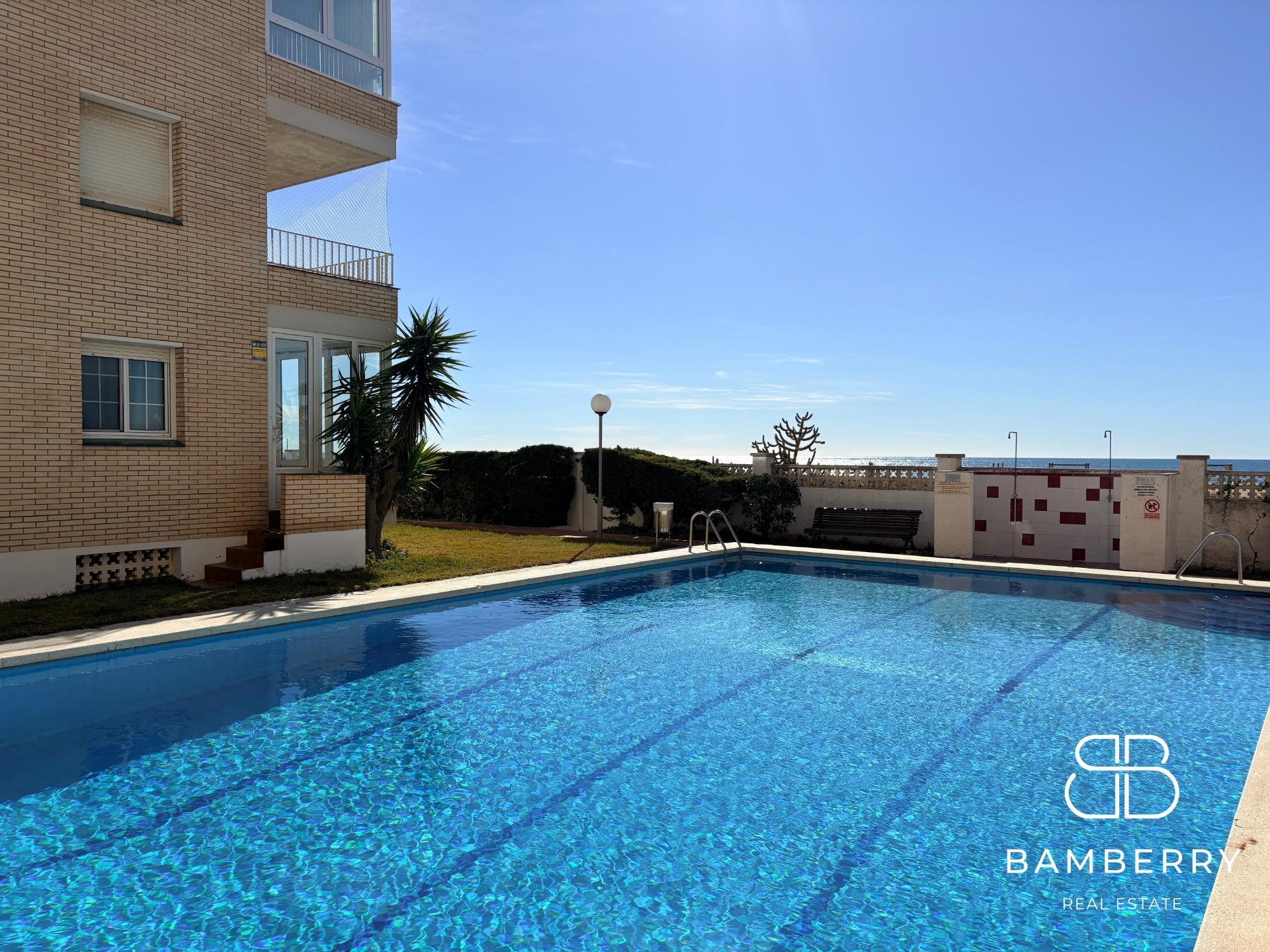 Exclusivo piso reformado en primera línea de mar con gran terraza privada-26