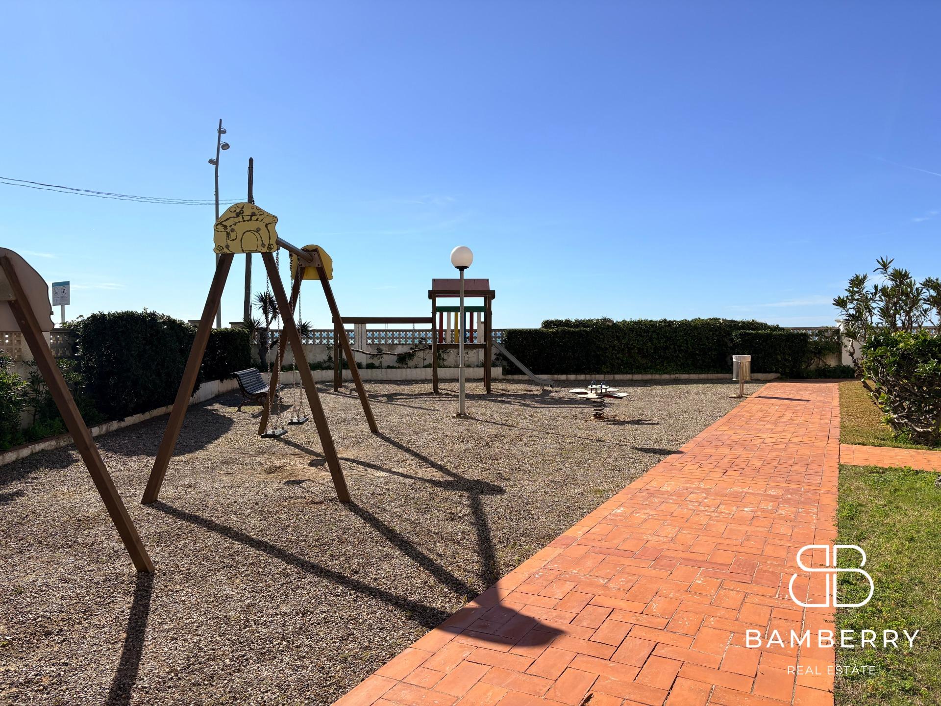 Exclusivo piso reformado en primera línea de mar con gran terraza privada-28