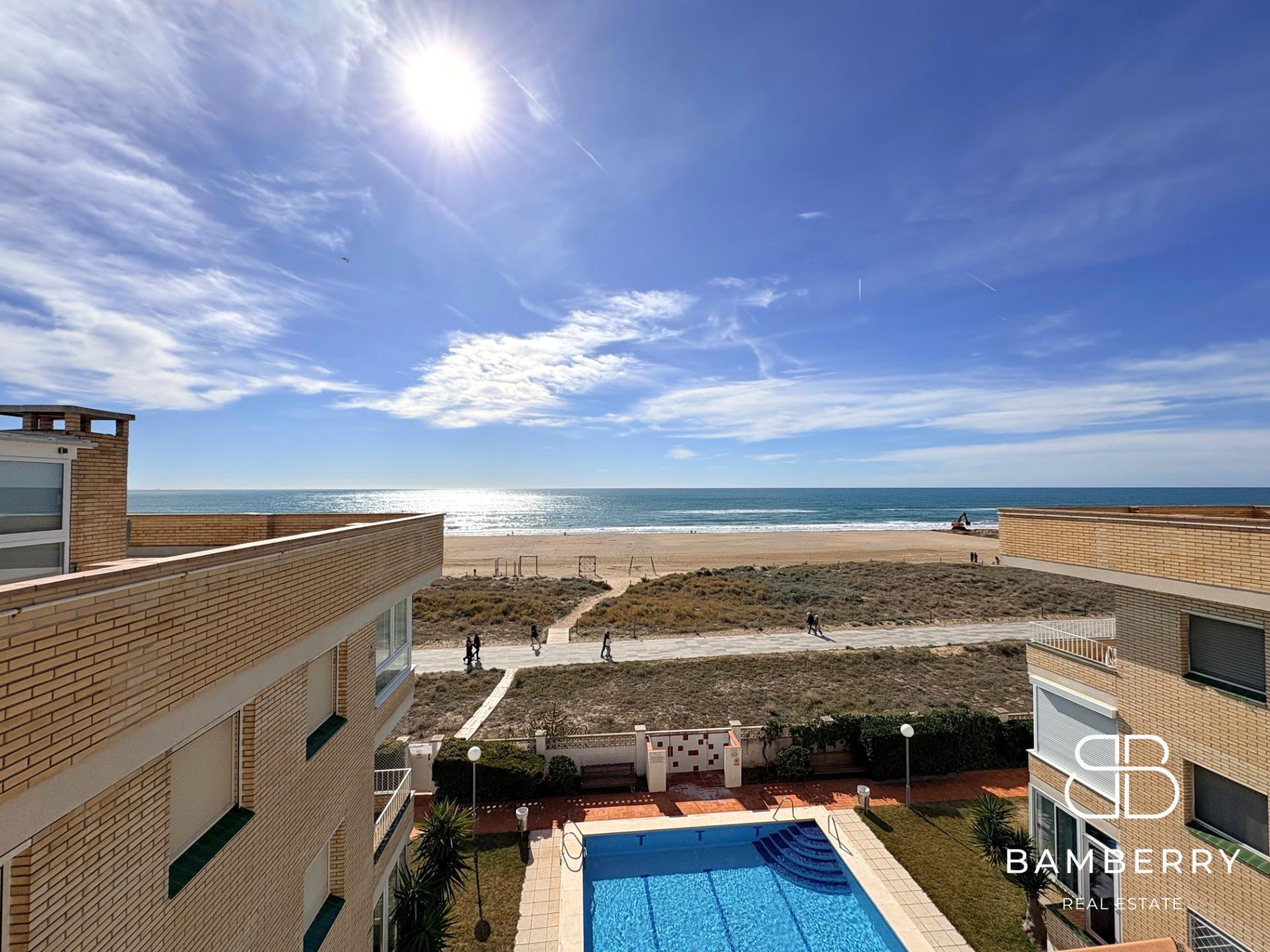 Exclusivo piso reformado en primera línea de mar con gran terraza privada-31
