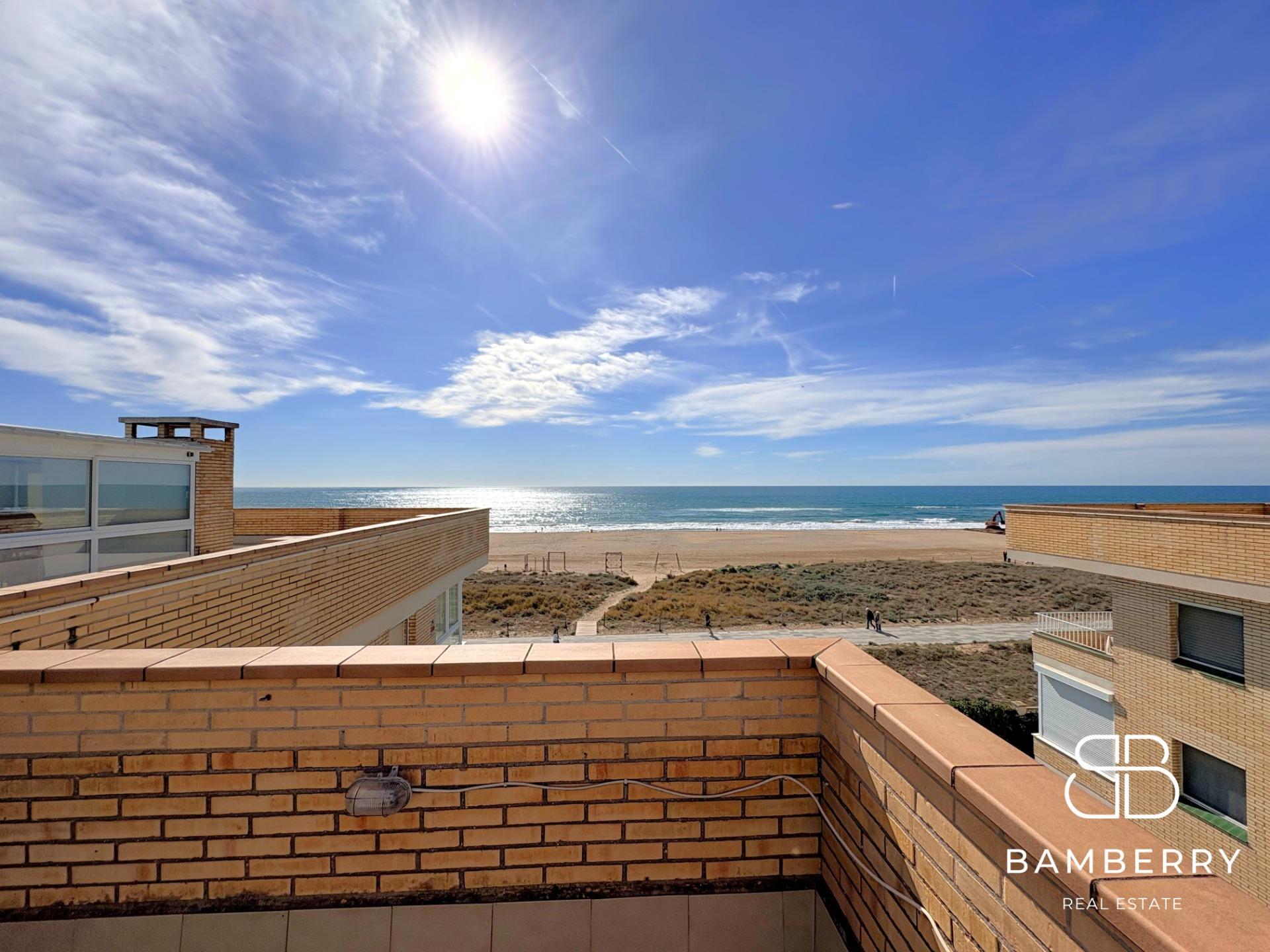 Exclusivo piso reformado en primera línea de mar con gran terraza privada-32