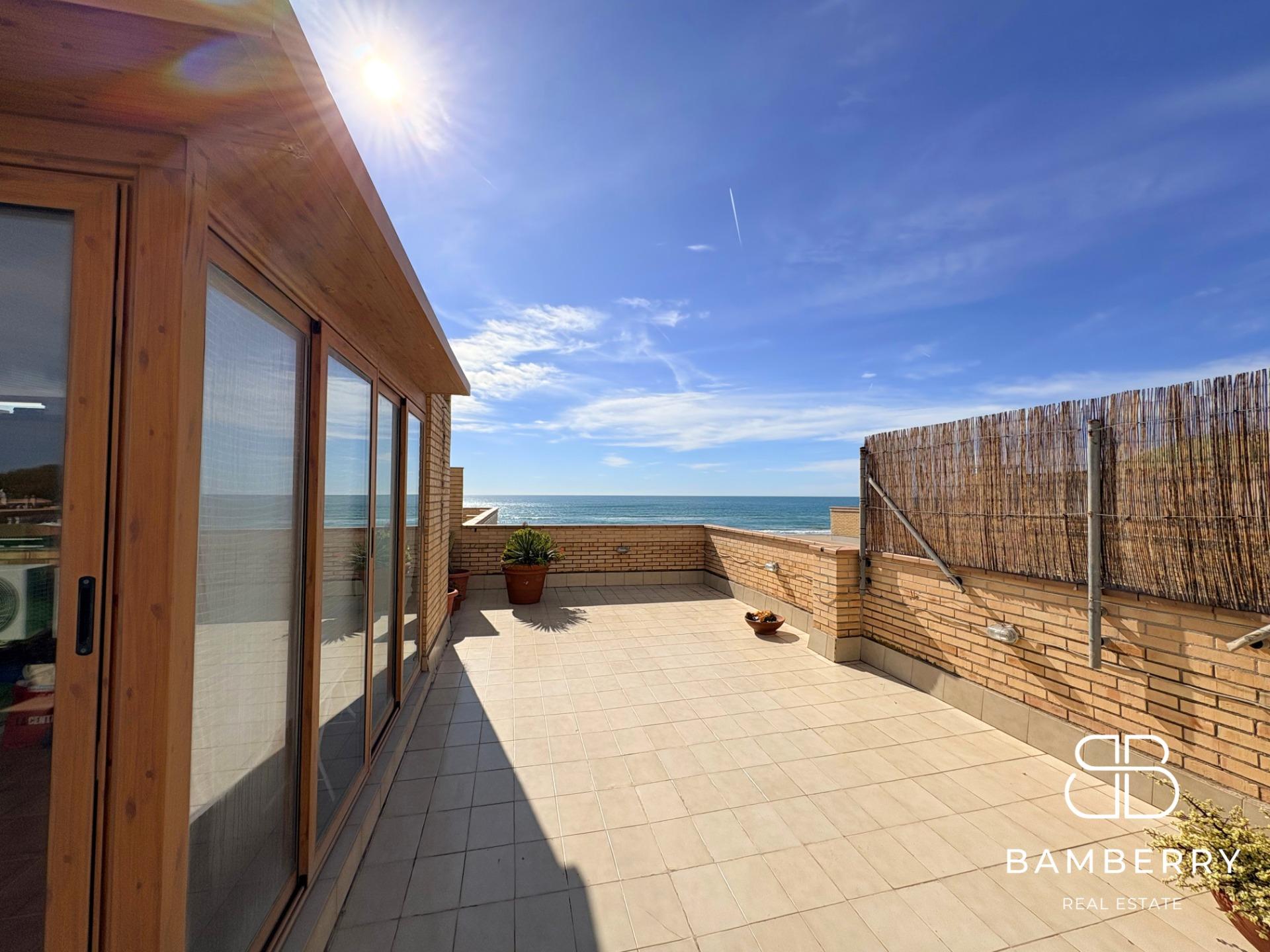 Exclusivo piso reformado en primera línea de mar con gran terraza privada-35
