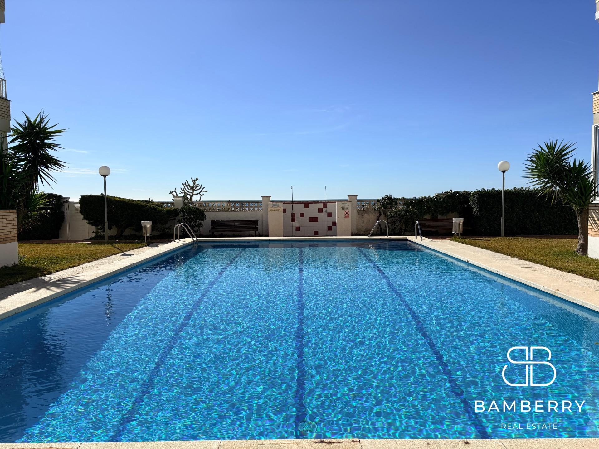 Exclusivo piso reformado en primera línea de mar con gran terraza privada-1