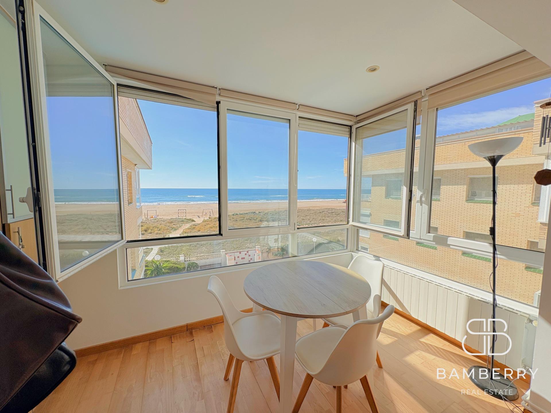 Exclusivo piso reformado en primera línea de mar con gran terraza privada-3